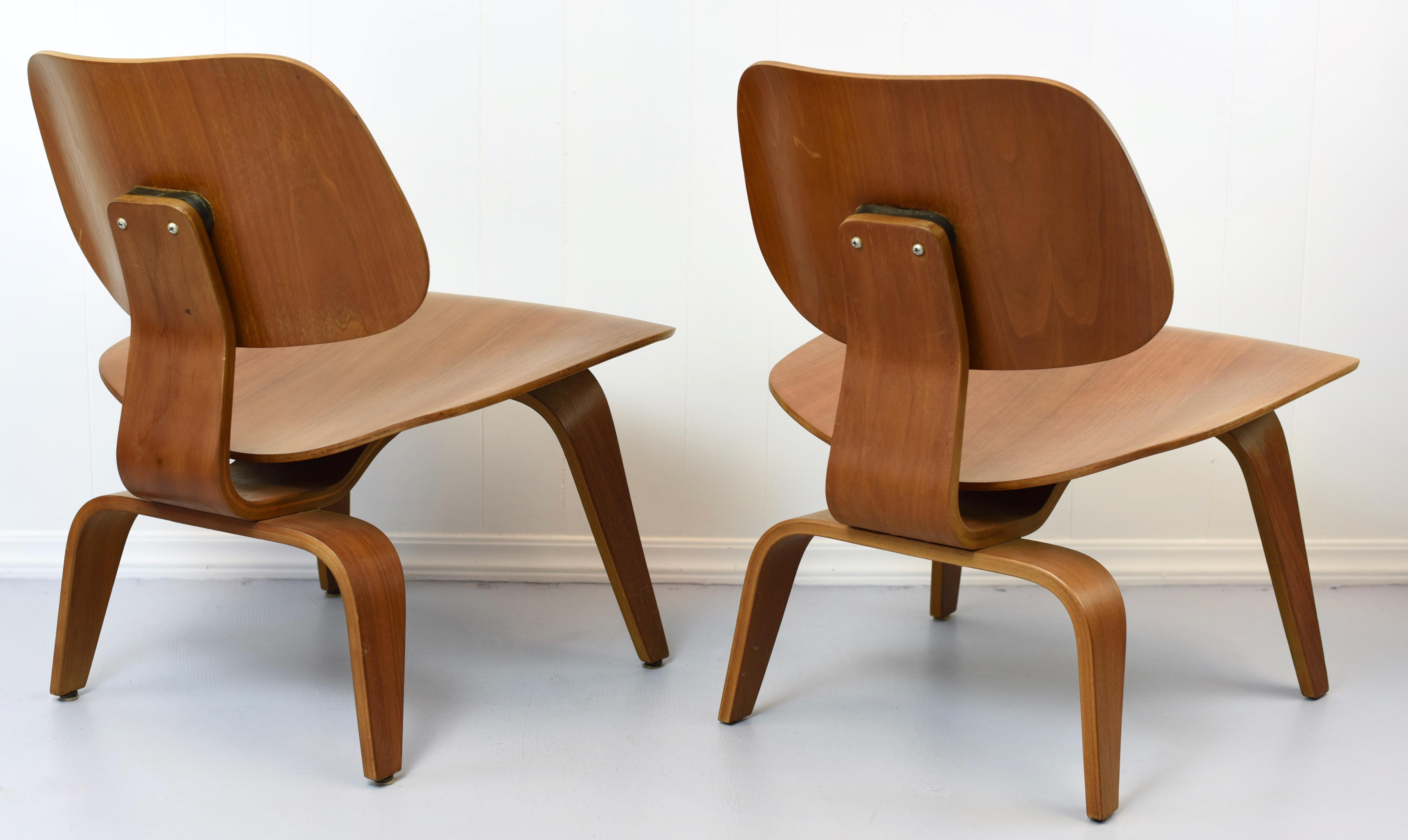 Charles Ray Eames Pair Evans Production LCW Lounge Chairs  In Good Condition For Sale In Sarasota, FL