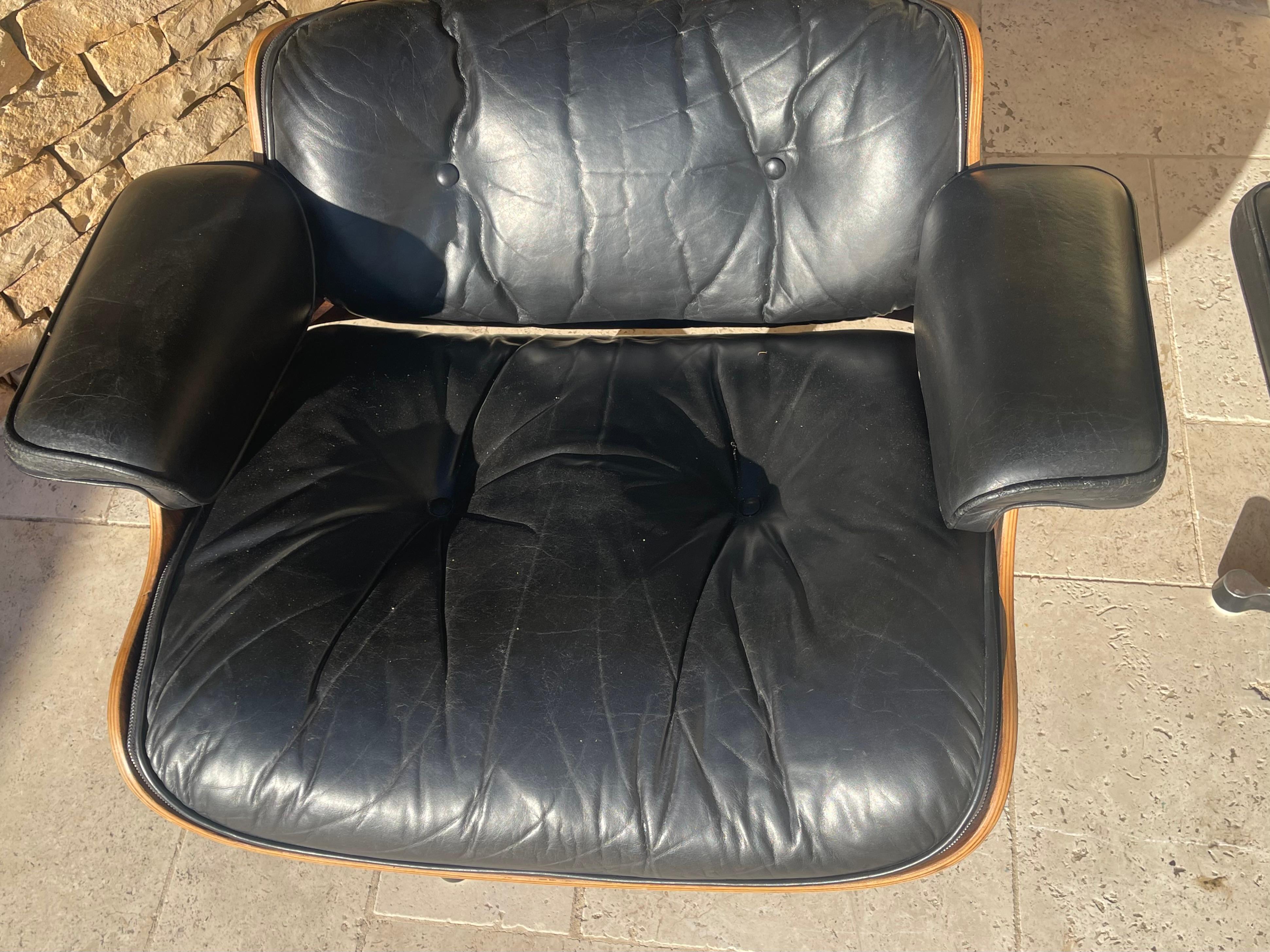 Charles and Ray Eames - Pareja de sillones y otomanas siglo XX en venta