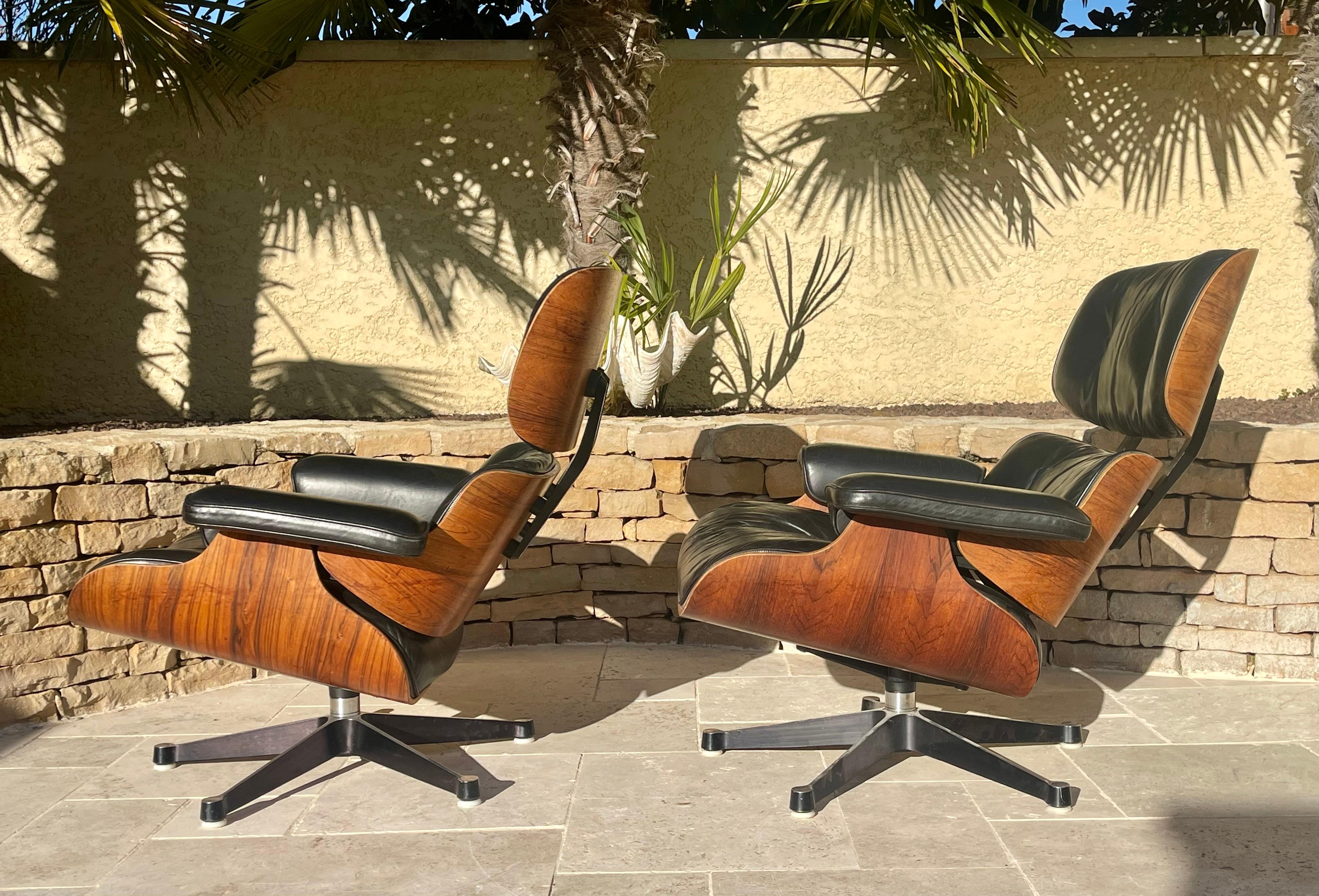 Charles and Ray Eames - Pareja de sillones y otomanas Cuero en venta