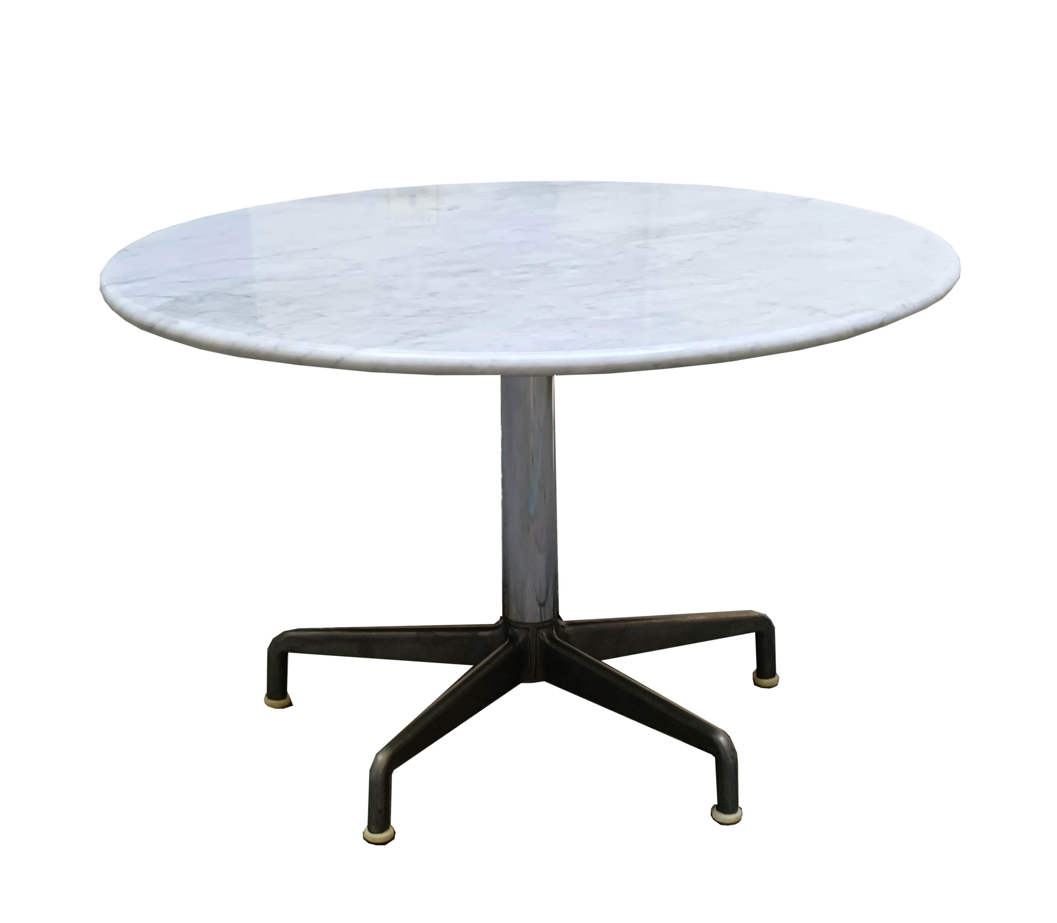 Beautiful dining table by Charles and Ray Eames for Herman Miller.
The table has a 5-spoke base made of polished cast aluminum with rubber feet and a Carrara marble top.
