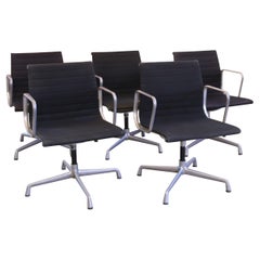 CHARLES & RAY EAMES: Sessel der Serie "Aluminium Group", hergestellt von ICF