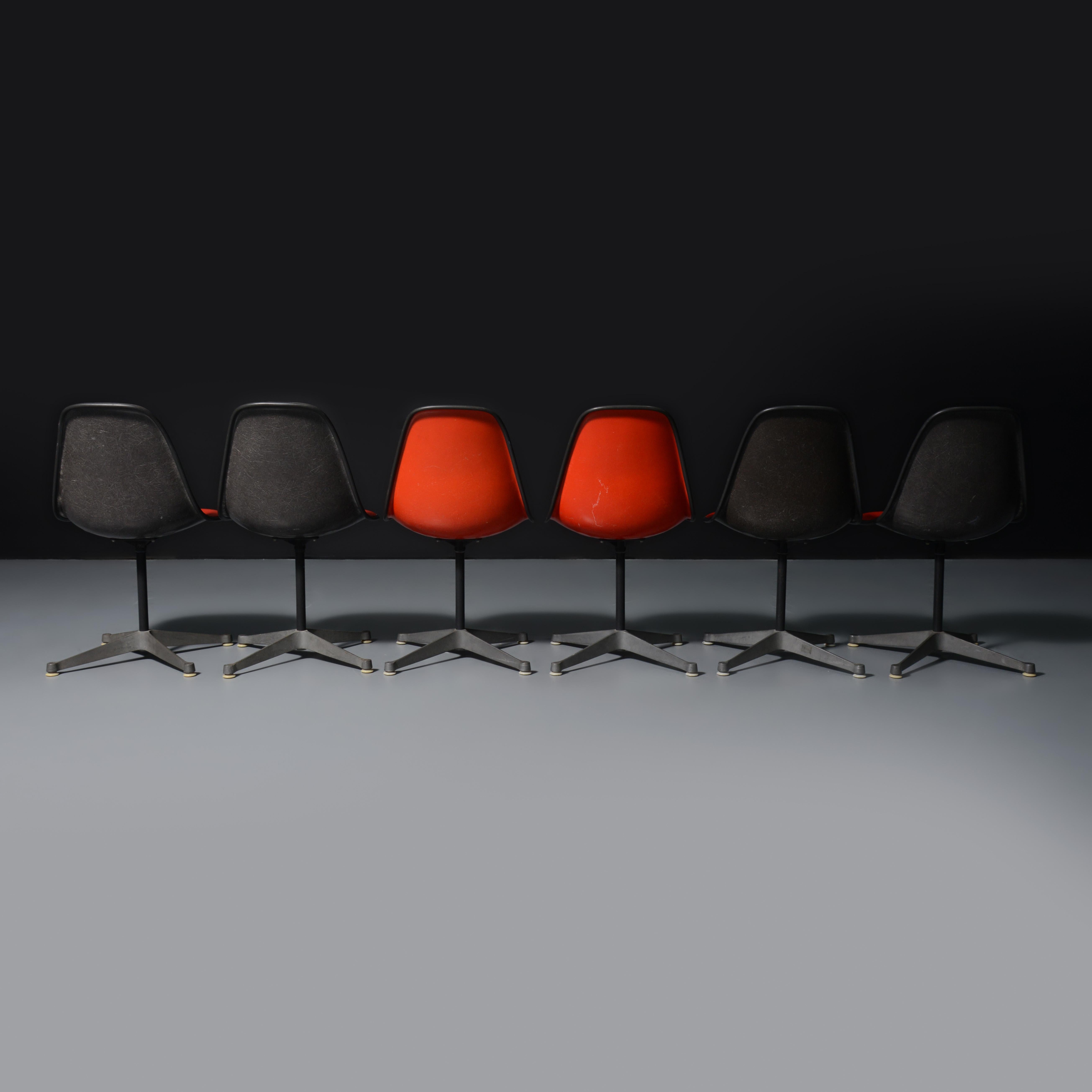 Stampato Sedie girevoli PSC di Charles and Ray Eames, set di 6 pezzi in vendita