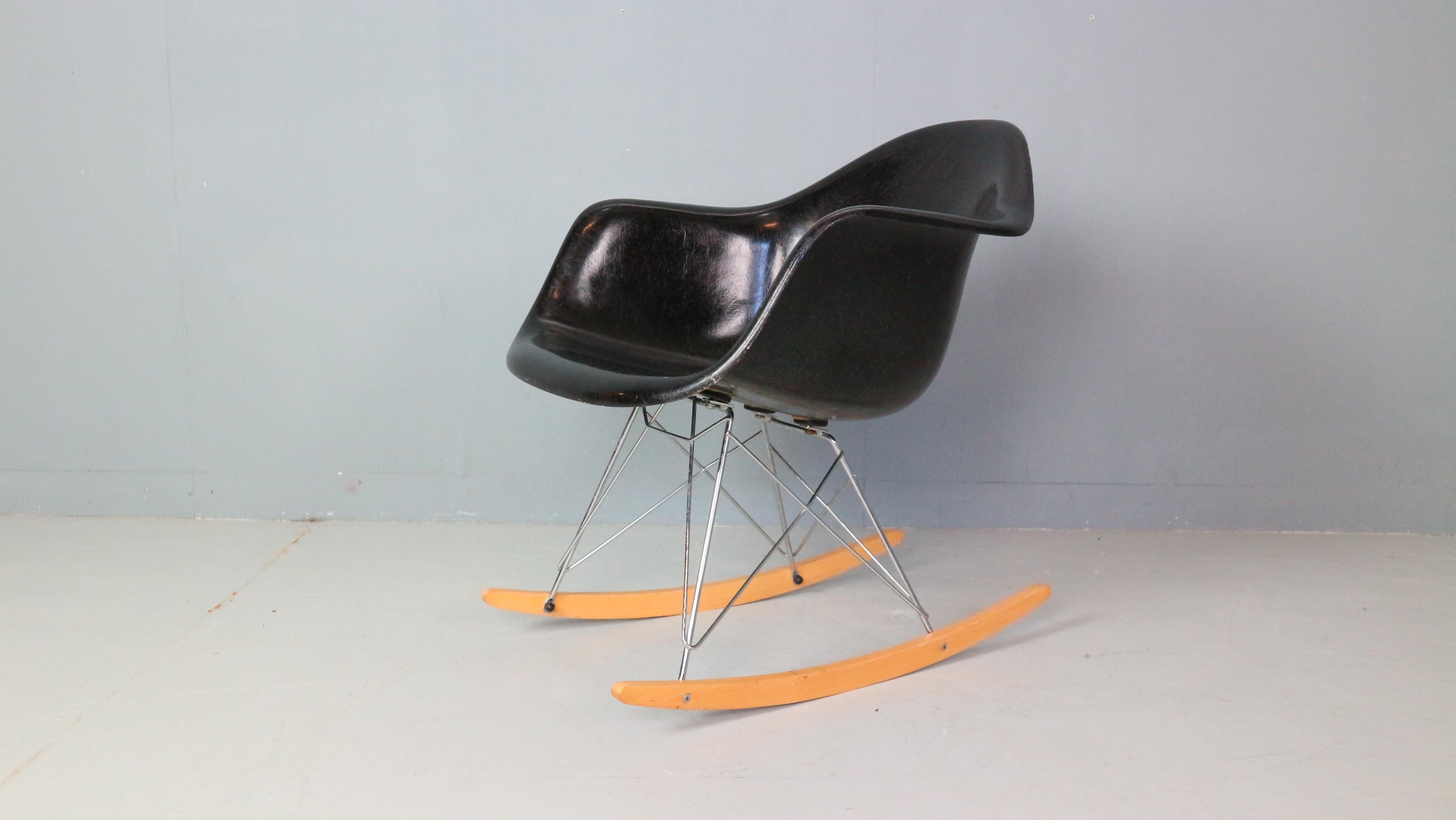 Mid-Century Modern molded RAR rocking chair designed by Charles and Ray Eames for Herman Miller. 
This gorgeous midcentury rocking chair was produced 1977. 

An original condition.
Black fibreglass moulded bucket formed tub chair with arms, raised
