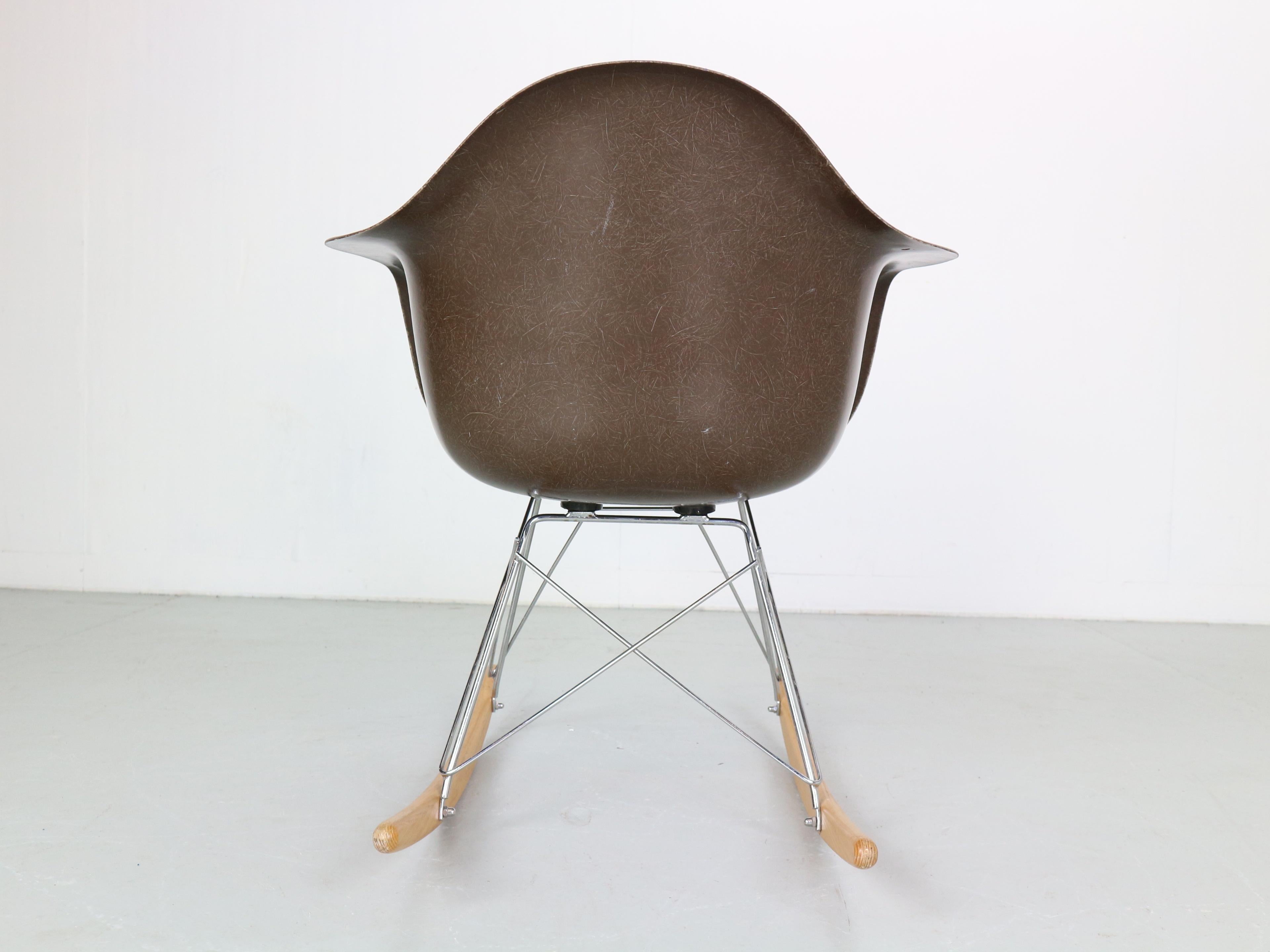 Chaise à bascule originale marron « RAR » de Charles & Ray Eames, 1977 3