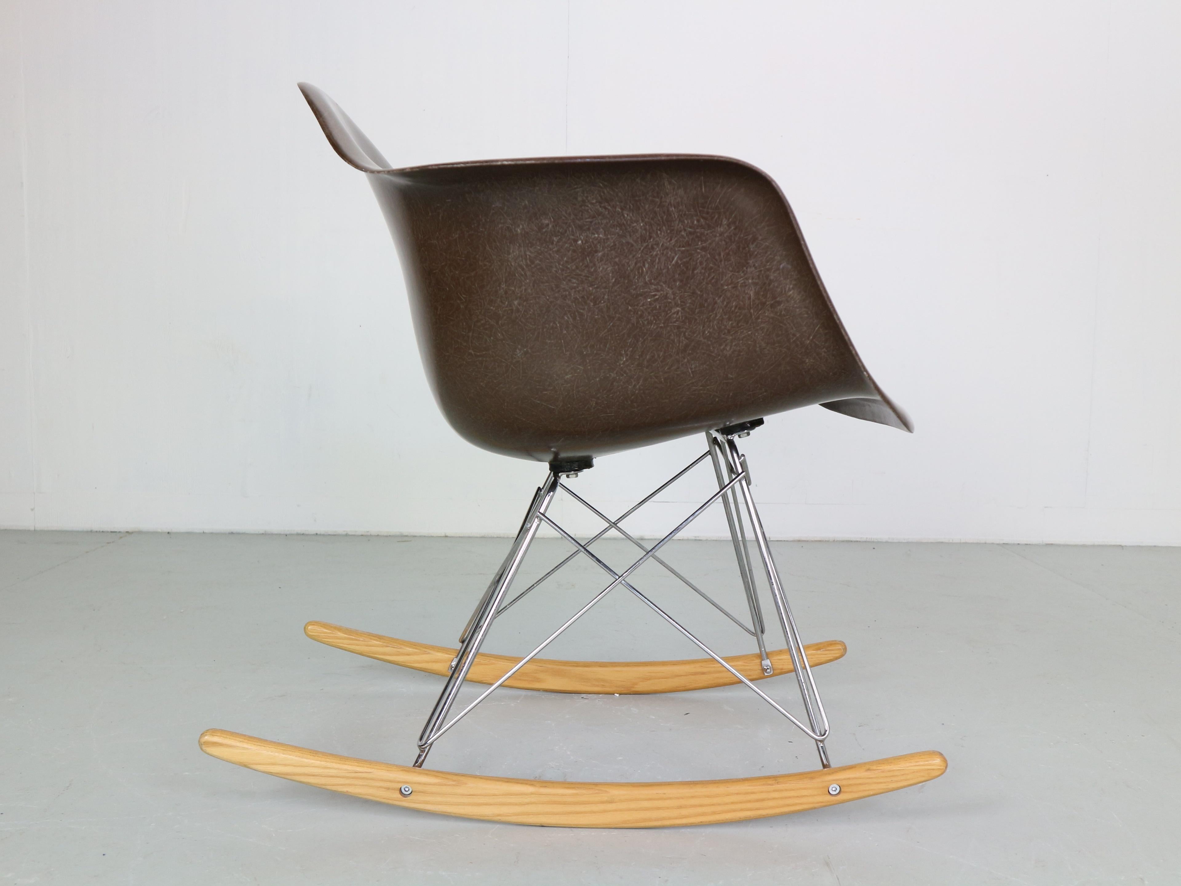 Chaise à bascule originale marron « RAR » de Charles & Ray Eames, 1977 5