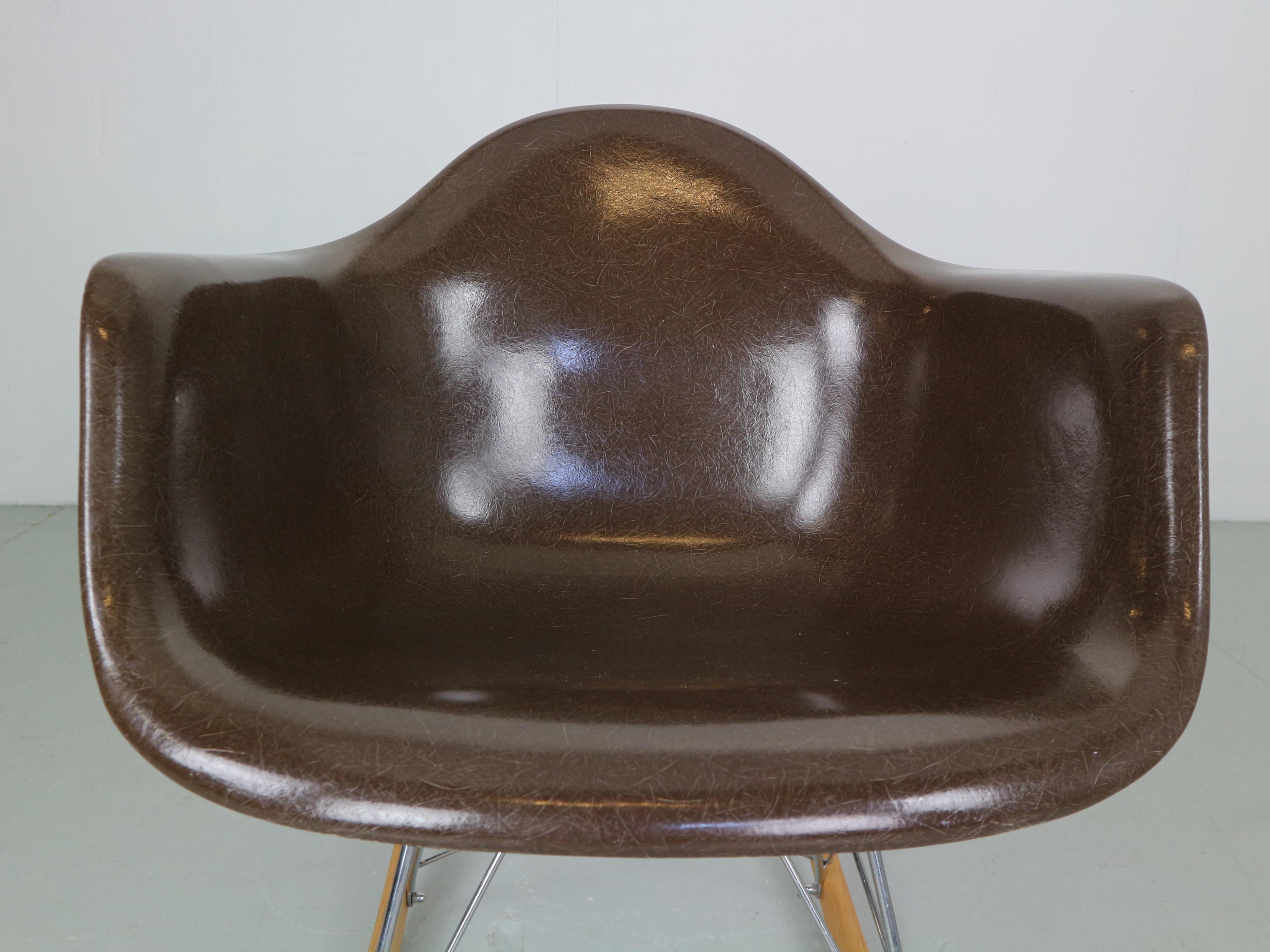 Chaise à bascule originale marron « RAR » de Charles & Ray Eames, 1977 7