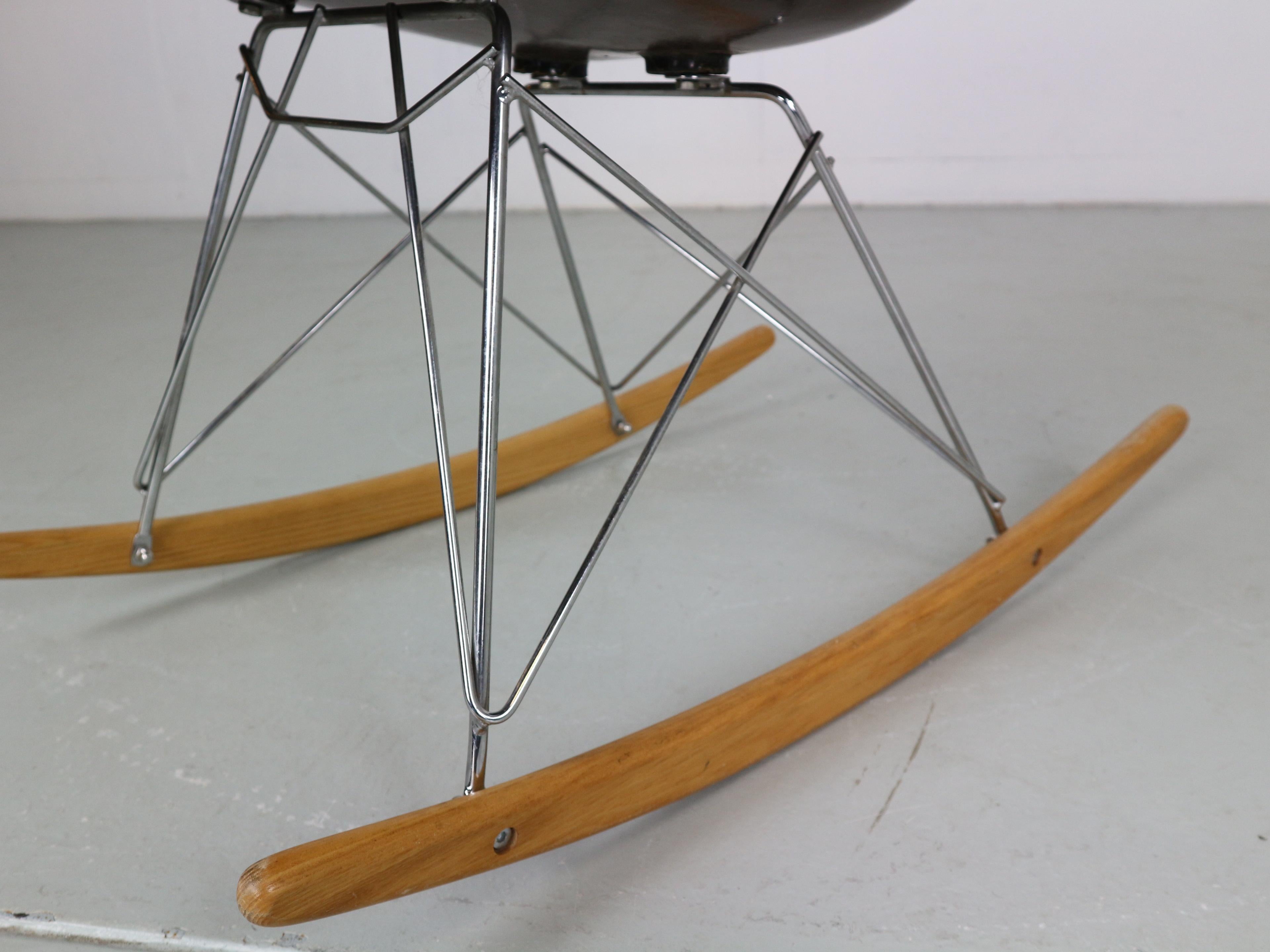 Chaise à bascule originale marron « RAR » de Charles & Ray Eames, 1977 9