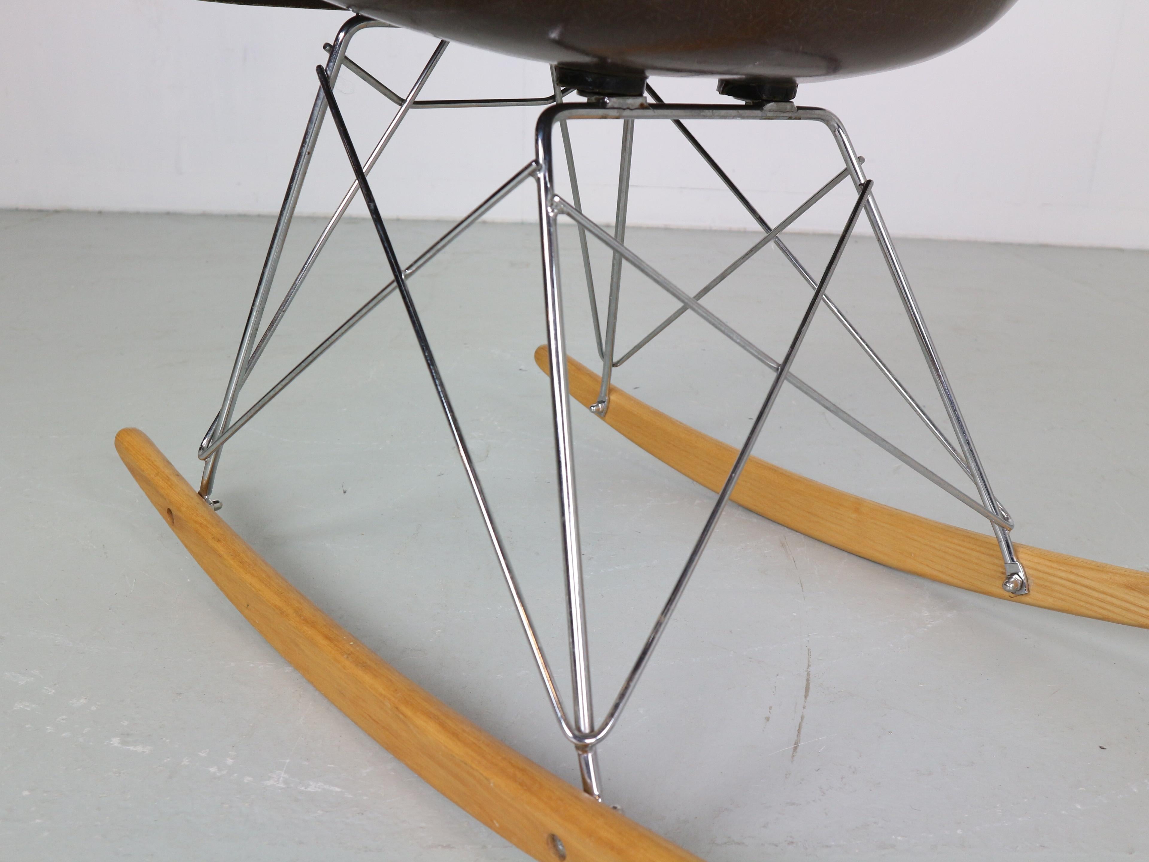 Chaise à bascule originale marron « RAR » de Charles & Ray Eames, 1977 11
