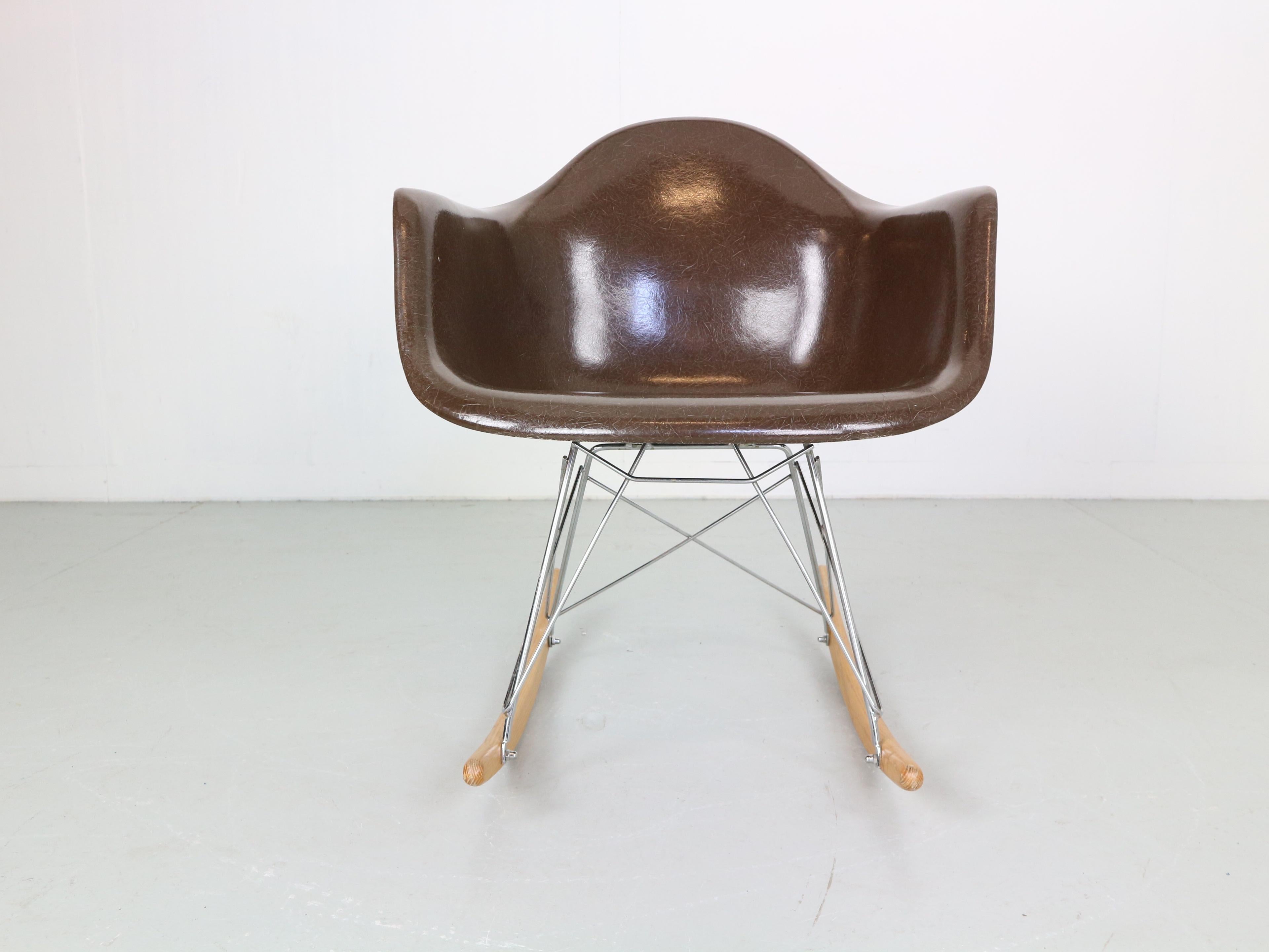 Mid-Century Modern molded RAR rocking chair designed by Charles and Ray Eames for Herman Miller. 
This gorgeous midcentury rocking chair was produced 1977. 

An original condition.
Brown colour fibreglass moulded bucket formed tub chair with
