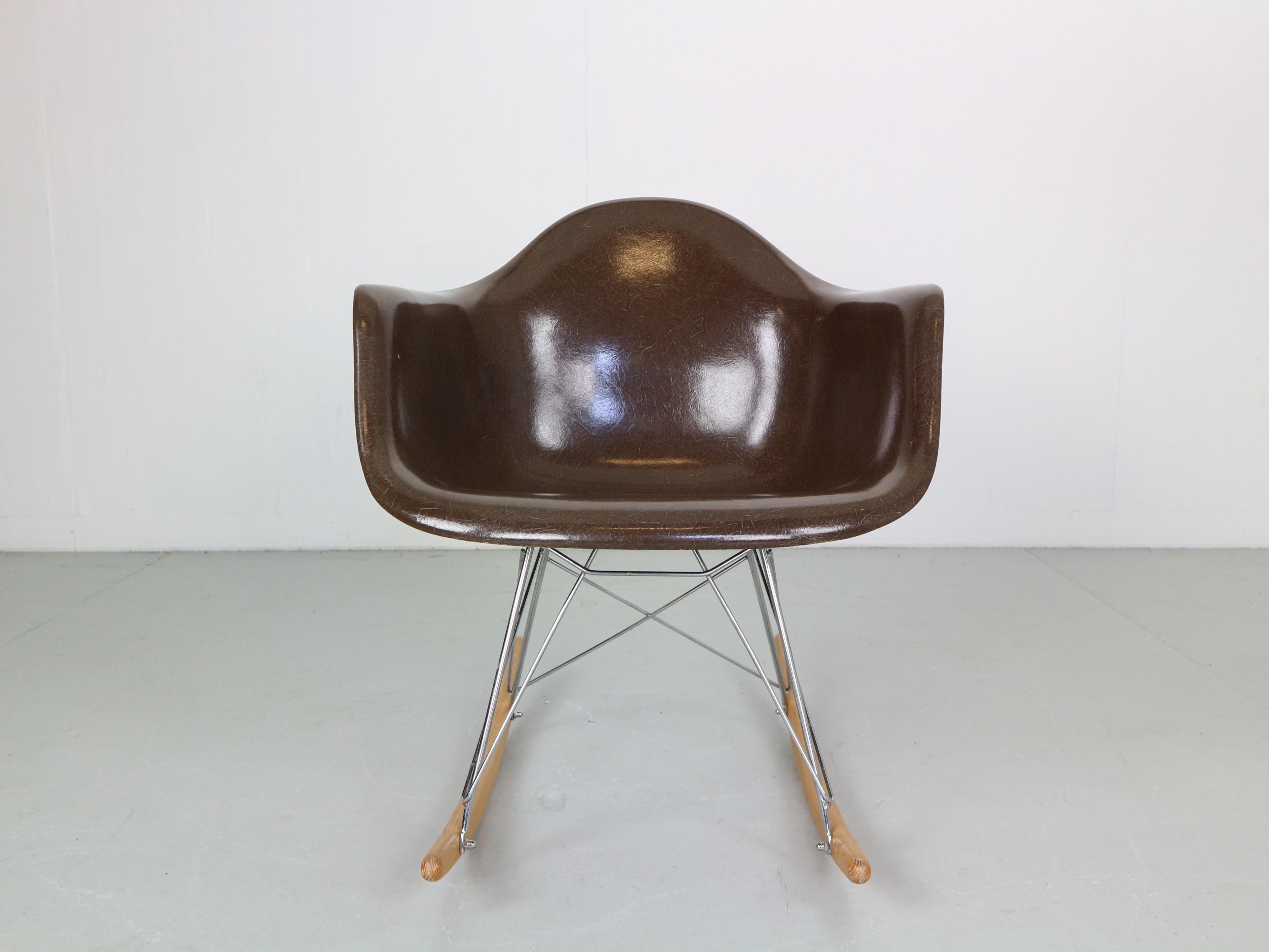 Mid-Century Modern Chaise à bascule originale marron « RAR » de Charles & Ray Eames, 1977