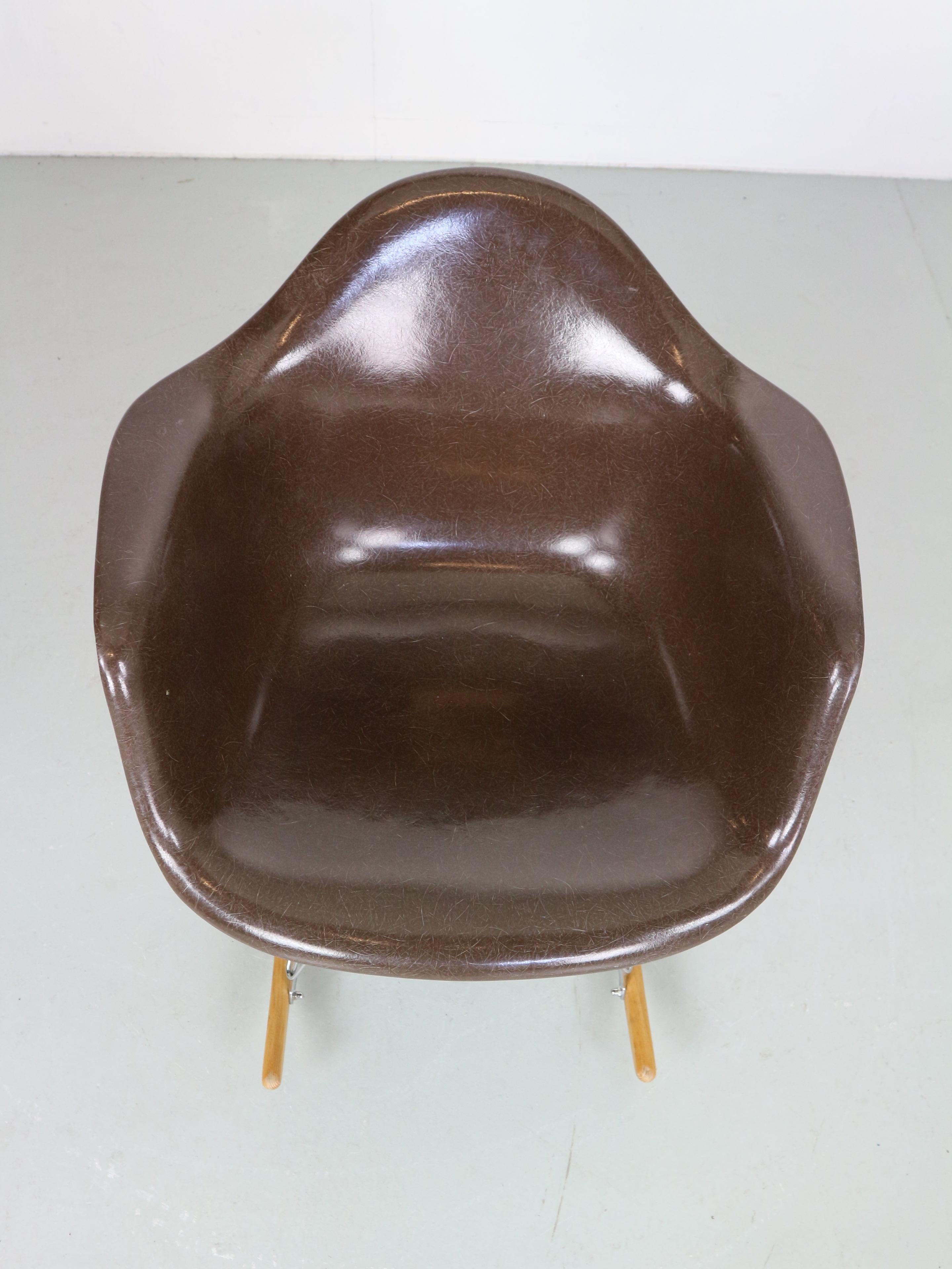 Fin du 20e siècle Chaise à bascule originale marron « RAR » de Charles & Ray Eames, 1977