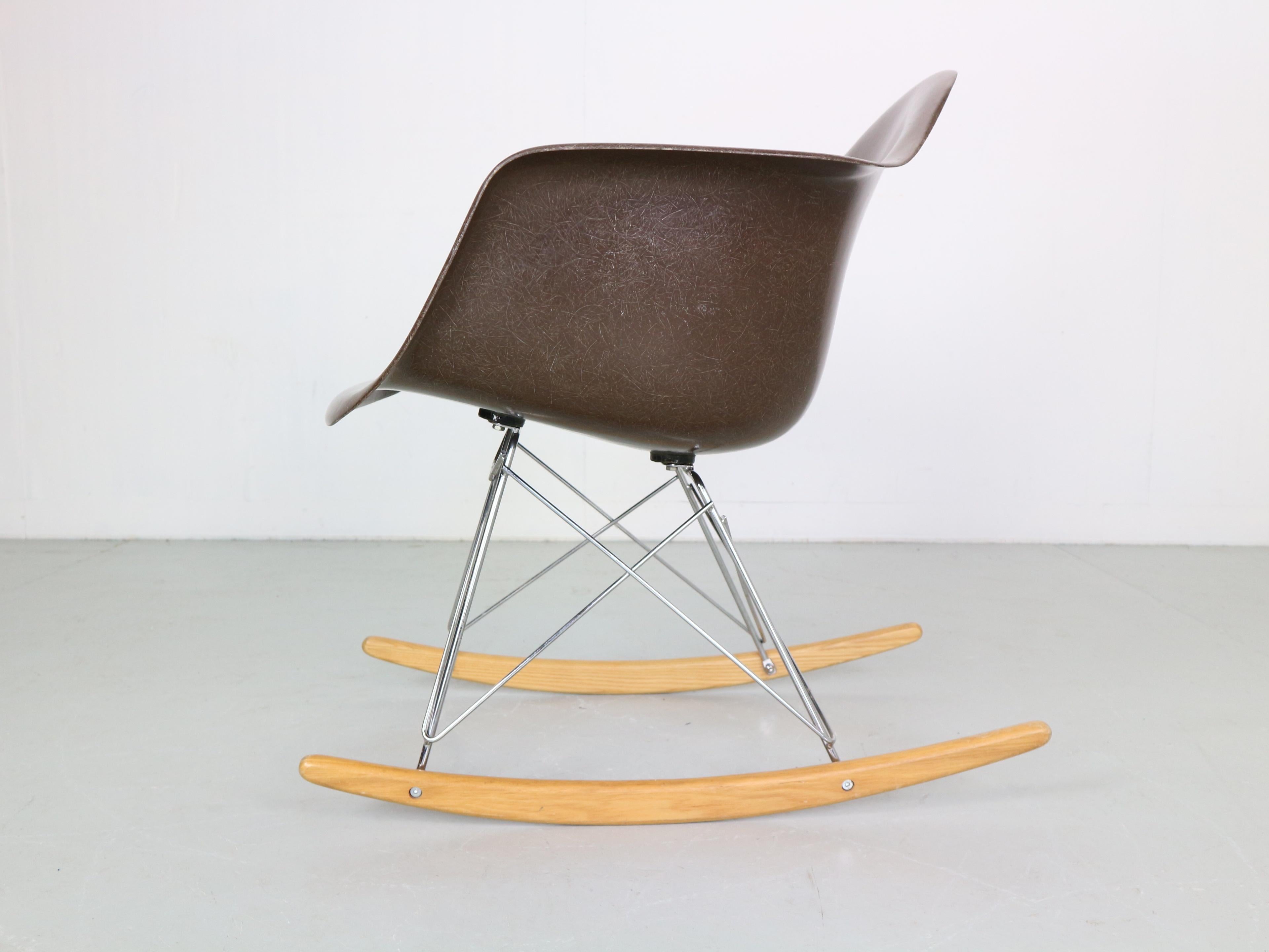 Métal Chaise à bascule originale marron « RAR » de Charles & Ray Eames, 1977