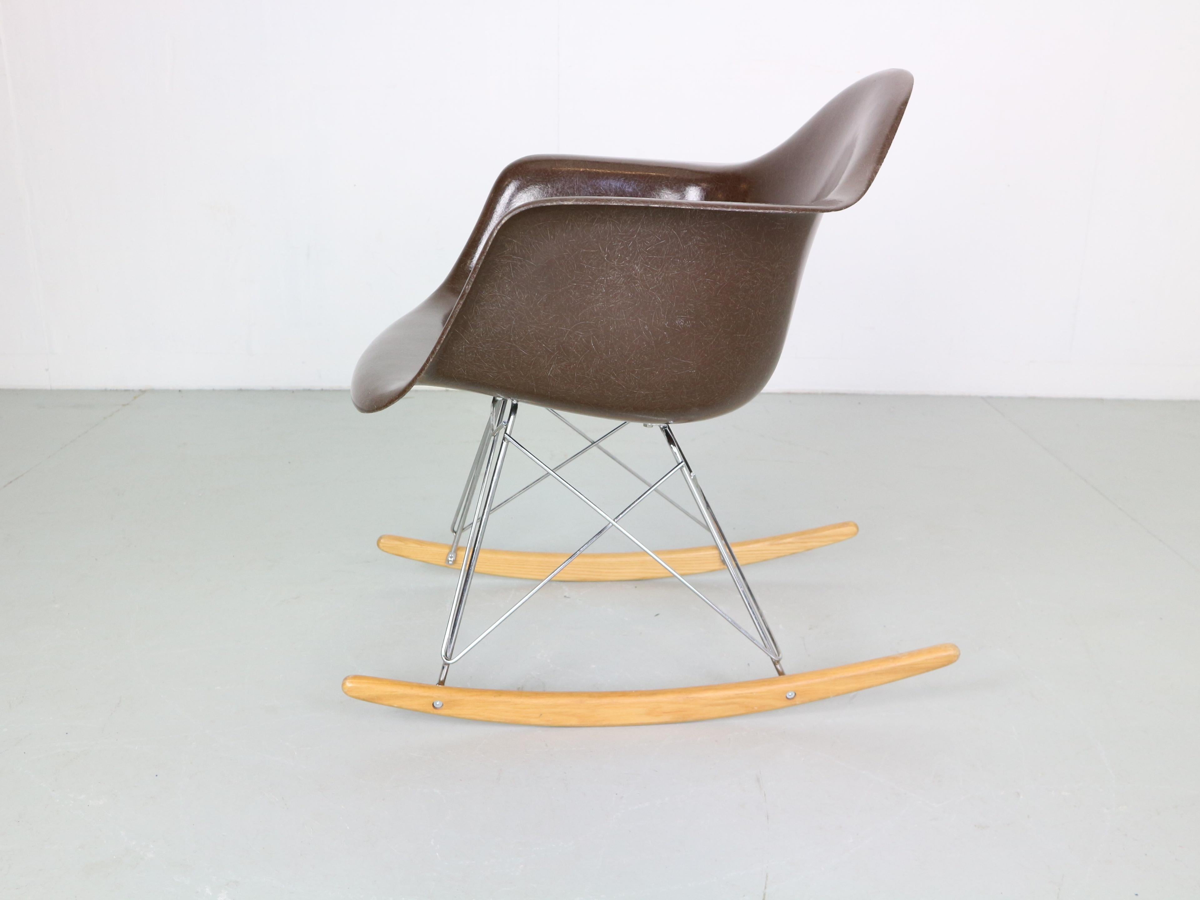 Chaise à bascule originale marron « RAR » de Charles & Ray Eames, 1977 1