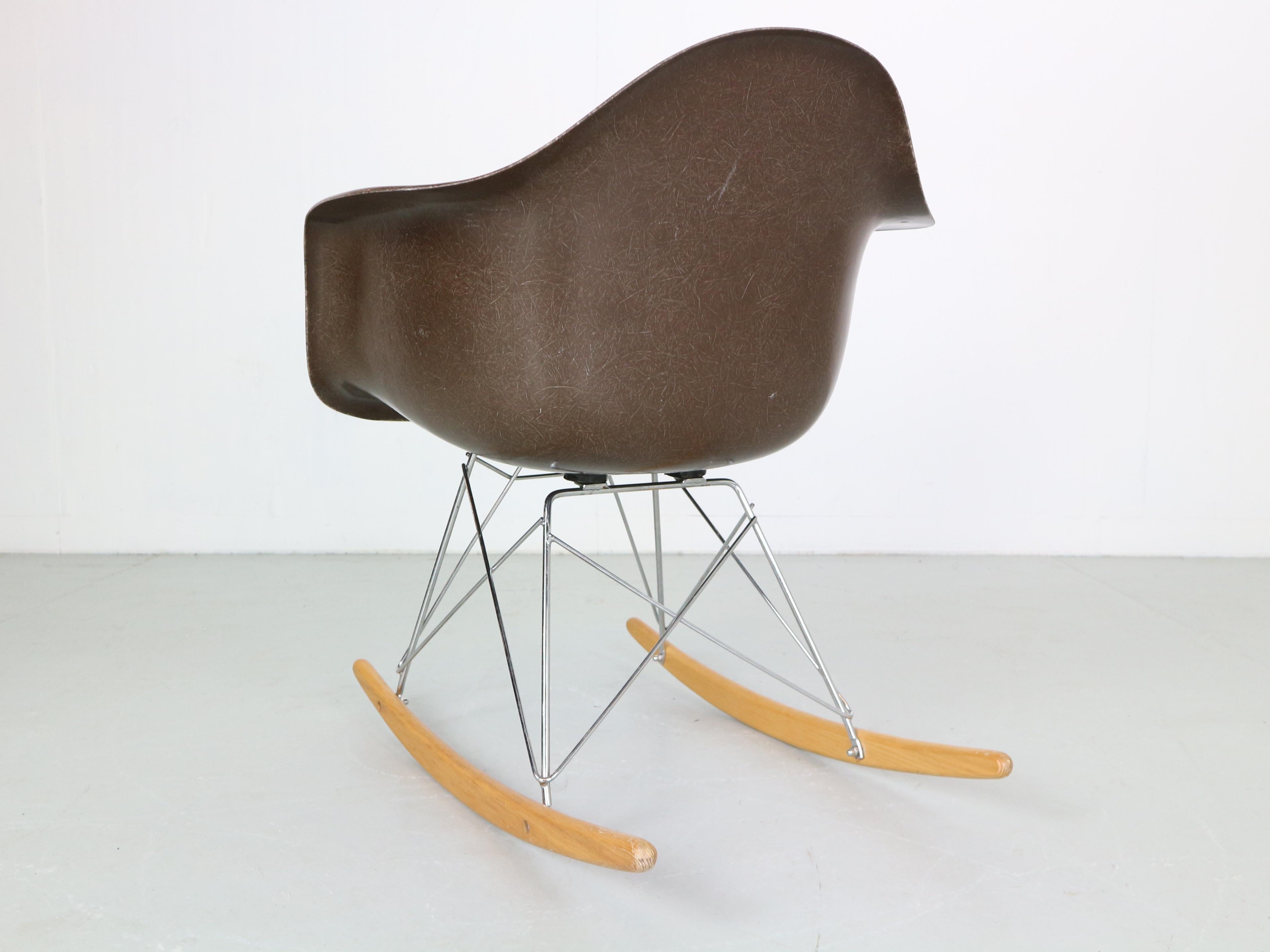 Chaise à bascule originale marron « RAR » de Charles & Ray Eames, 1977 2