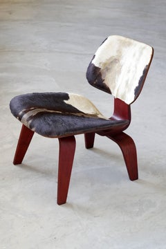 Charles & Ray Eames, seltenes und frühes LCW, anilinrotes Sperrholz, Rindsleder, USA, 1940er Jahre