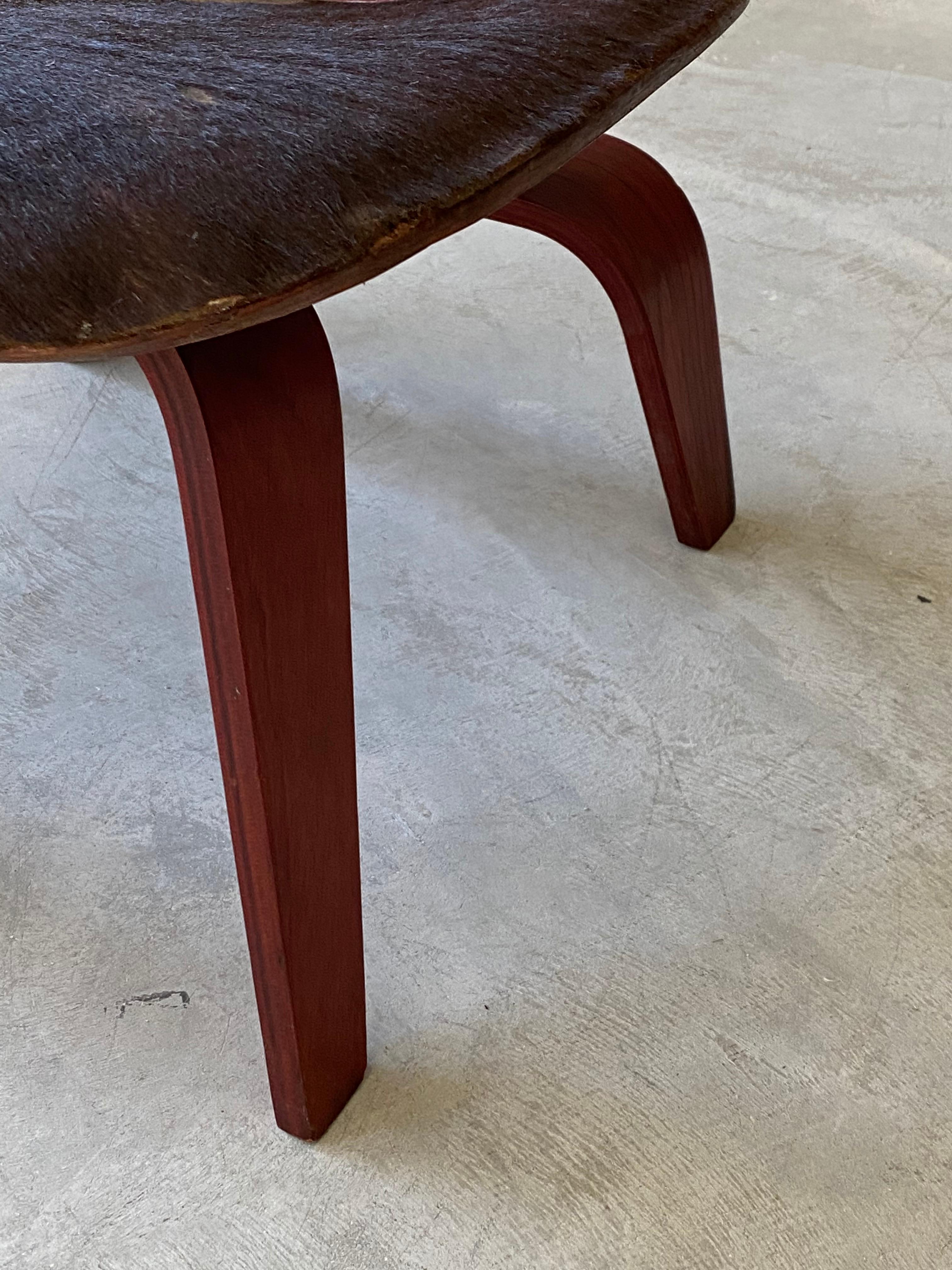 Charles & Ray Eames, Rare & Early LCW, Aniline Red Plywood, Cowhide, USA, 1940s In Good Condition In High Point, NC
