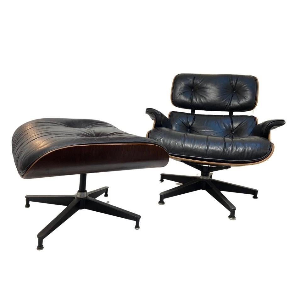 Chaise de salon Early Eames, en cuir noir et coque en bois de rose, de Herman Miller. 

La chaise longue Eames est l'un des designs les plus emblématiques du XXe siècle, si ce n'est le plus emblématique. La chaise longue et l'ottoman Eames