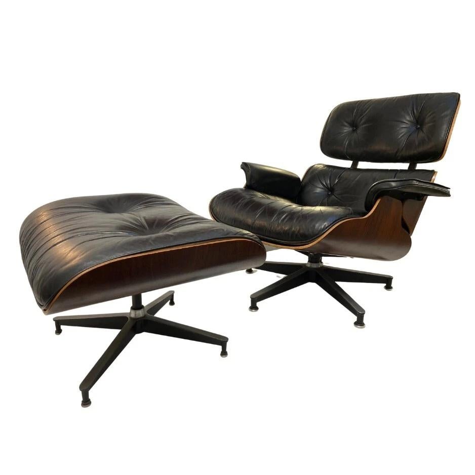 Mid-Century Modern Charles & Ray Eames Rosewood & Black Leather Lounge Chair By Herman Miller (Chaise longue en bois de rose et cuir noir) en vente