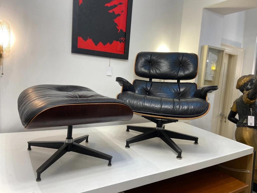 Charles & Ray Eames Rosewood & Black Leather Lounge Chair By Herman Miller (Chaise longue en bois de rose et cuir noir) Bon état - En vente à London, GB