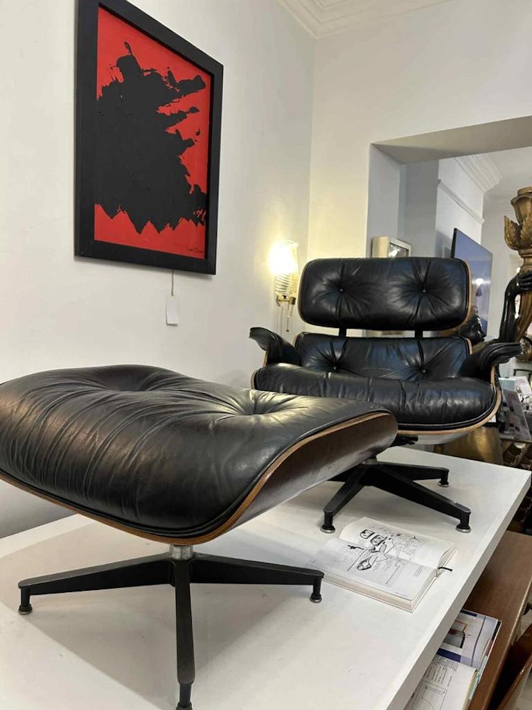 20ième siècle Charles & Ray Eames Rosewood & Black Leather Lounge Chair By Herman Miller (Chaise longue en bois de rose et cuir noir) en vente