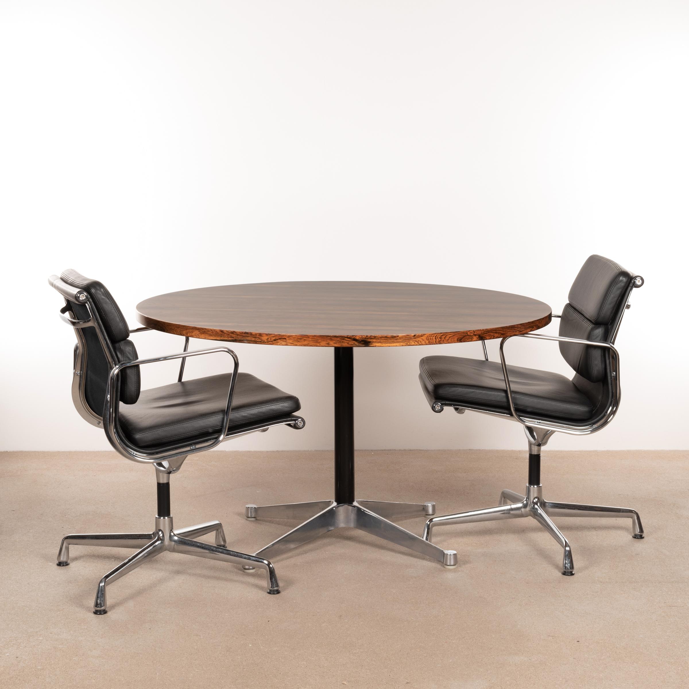 Beautiful early dining table by Charles and Ray Eames for Herman Miller. Table has a four-star aluminum contract base and rosewood veneer tabletop. tabletop diameter of 120 cm (47 1/4 inch), suitable for 4 armchairs or 5-6 side chairs. Table is in