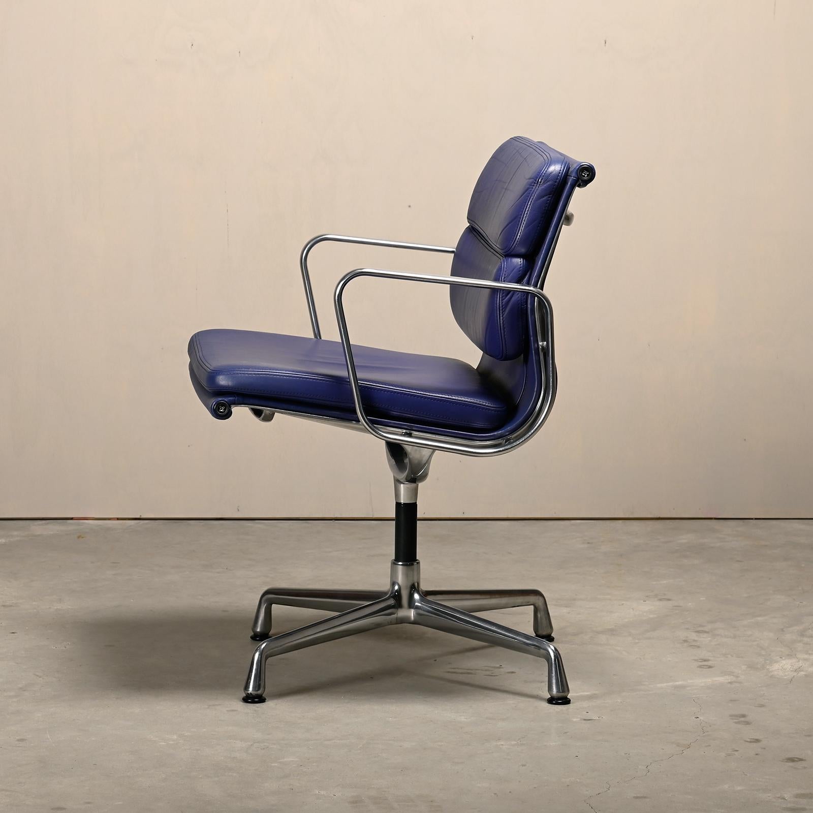 Charles & Ray Eames Set EA208 Soft Pad Chairs aus in Indigoblauem Leder, Vitra (20. Jahrhundert)