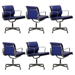 Ensemble Charles & Ray Eames EA208 fauteuils souples en cuir bleu indigo, Vitra