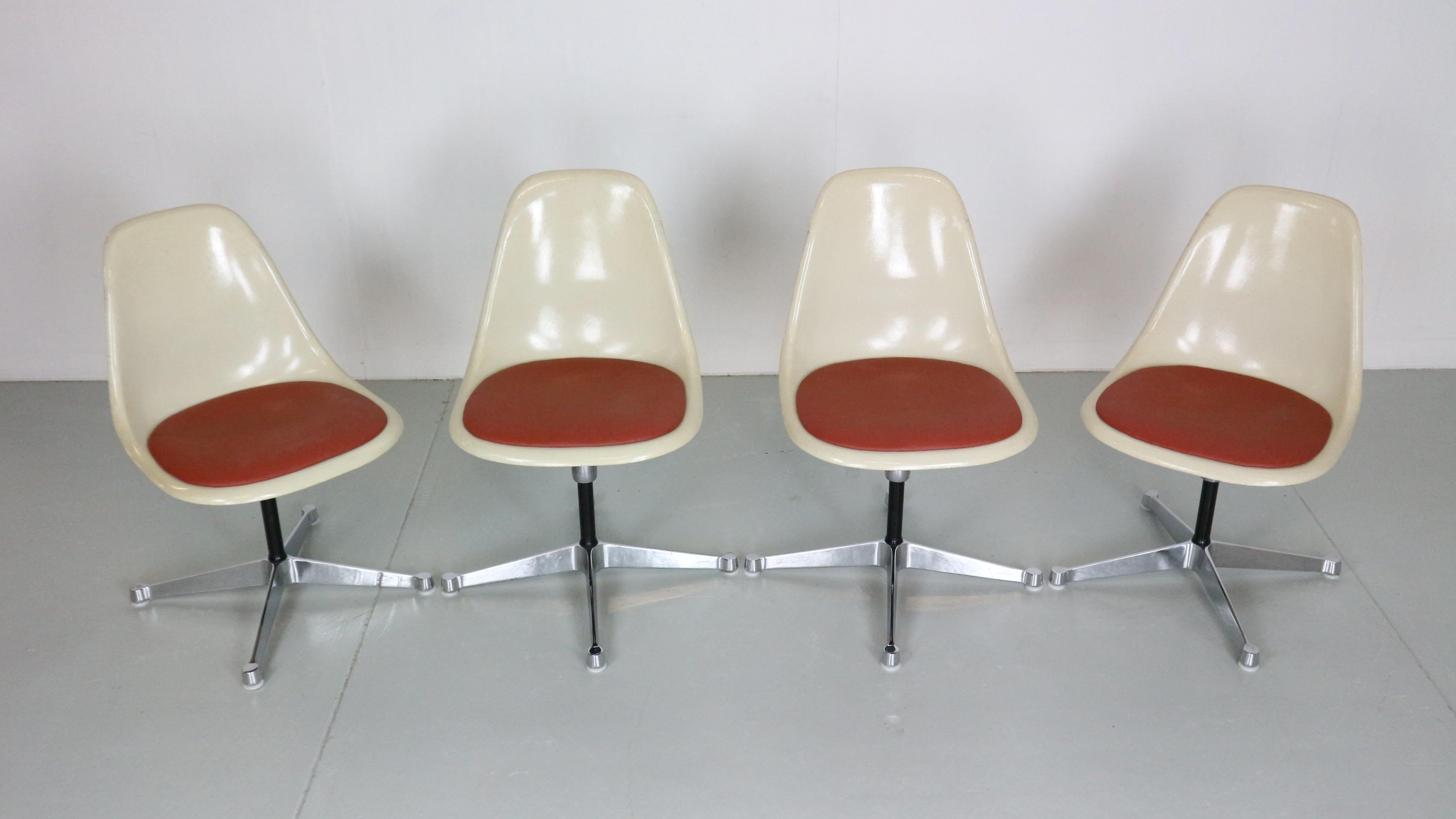 Américain Charles & Ray Eames - Ensemble de 4 chaises à base contractuelle pour Herman Miller, 1960