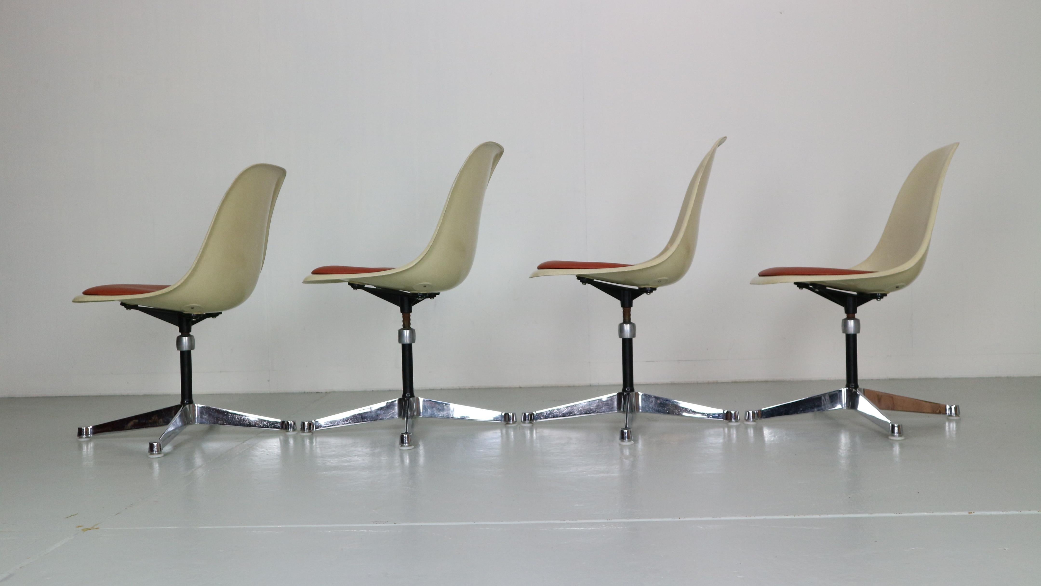 Milieu du XXe siècle Charles & Ray Eames - Ensemble de 4 chaises à base contractuelle pour Herman Miller, 1960