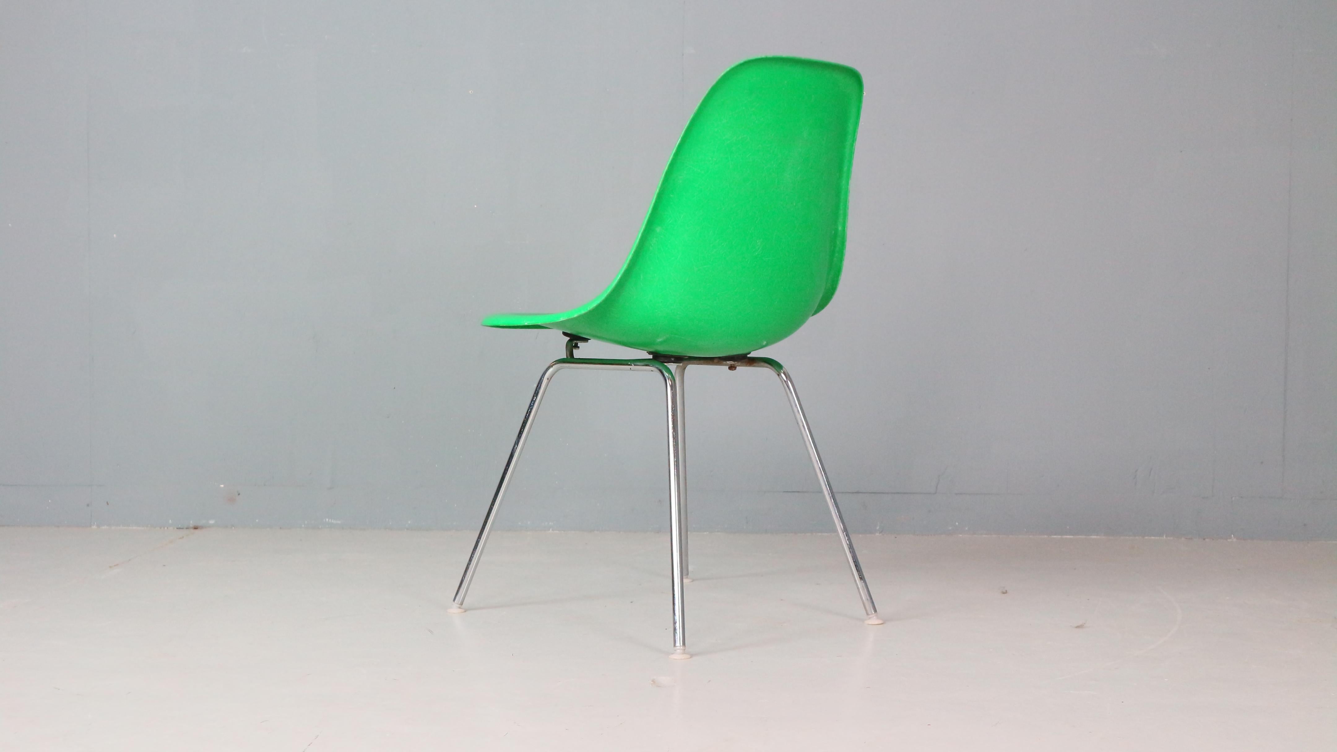 Ensemble de 4 chaises « H-Base » vert Kelly Charles & Ray Eames pour Herman Miller, 1960 en vente 3