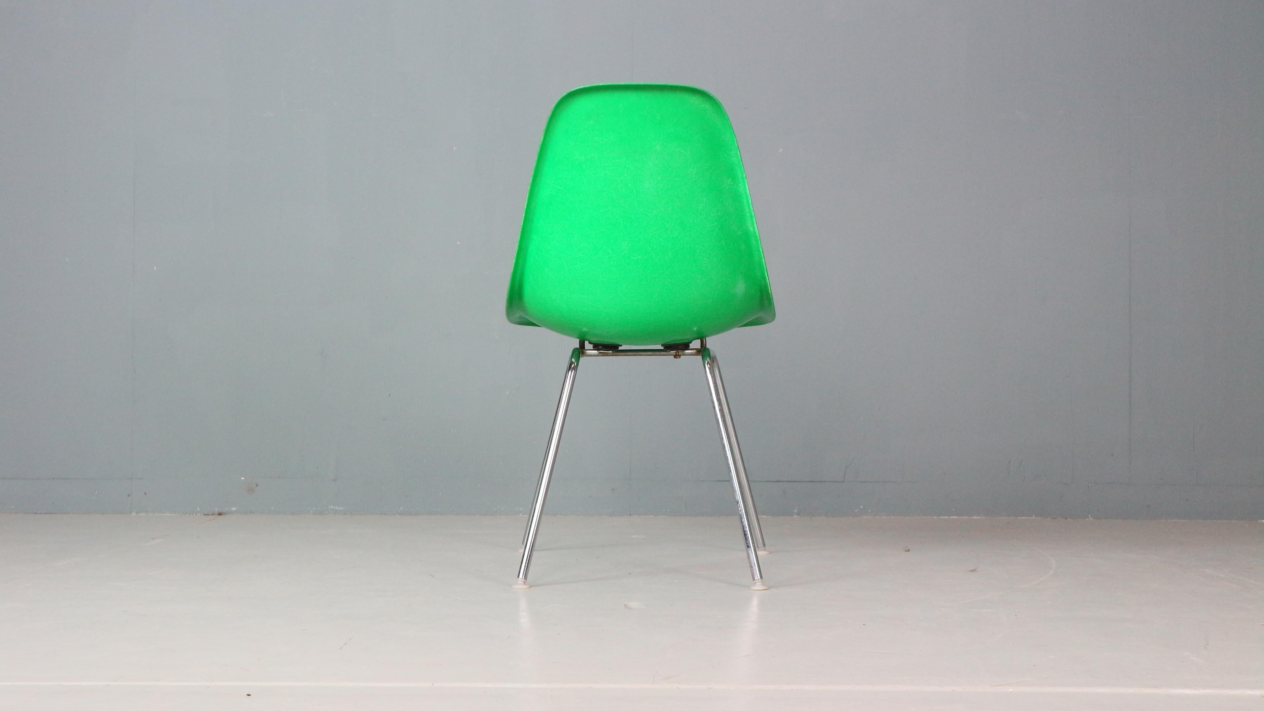 Ensemble de 4 chaises « H-Base » vert Kelly Charles & Ray Eames pour Herman Miller, 1960 en vente 4