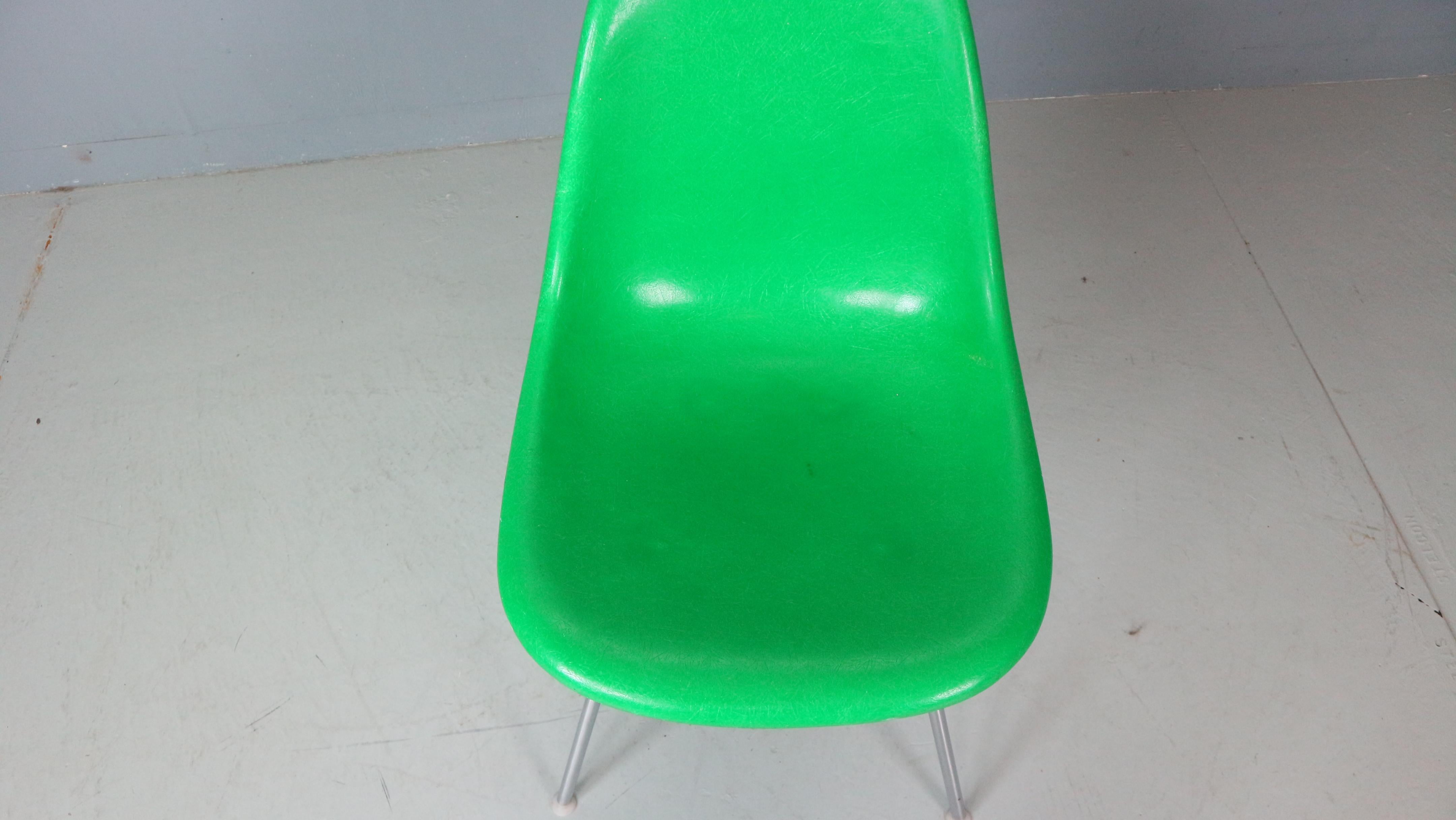 Ensemble de 4 chaises « H-Base » vert Kelly Charles & Ray Eames pour Herman Miller, 1960 en vente 9