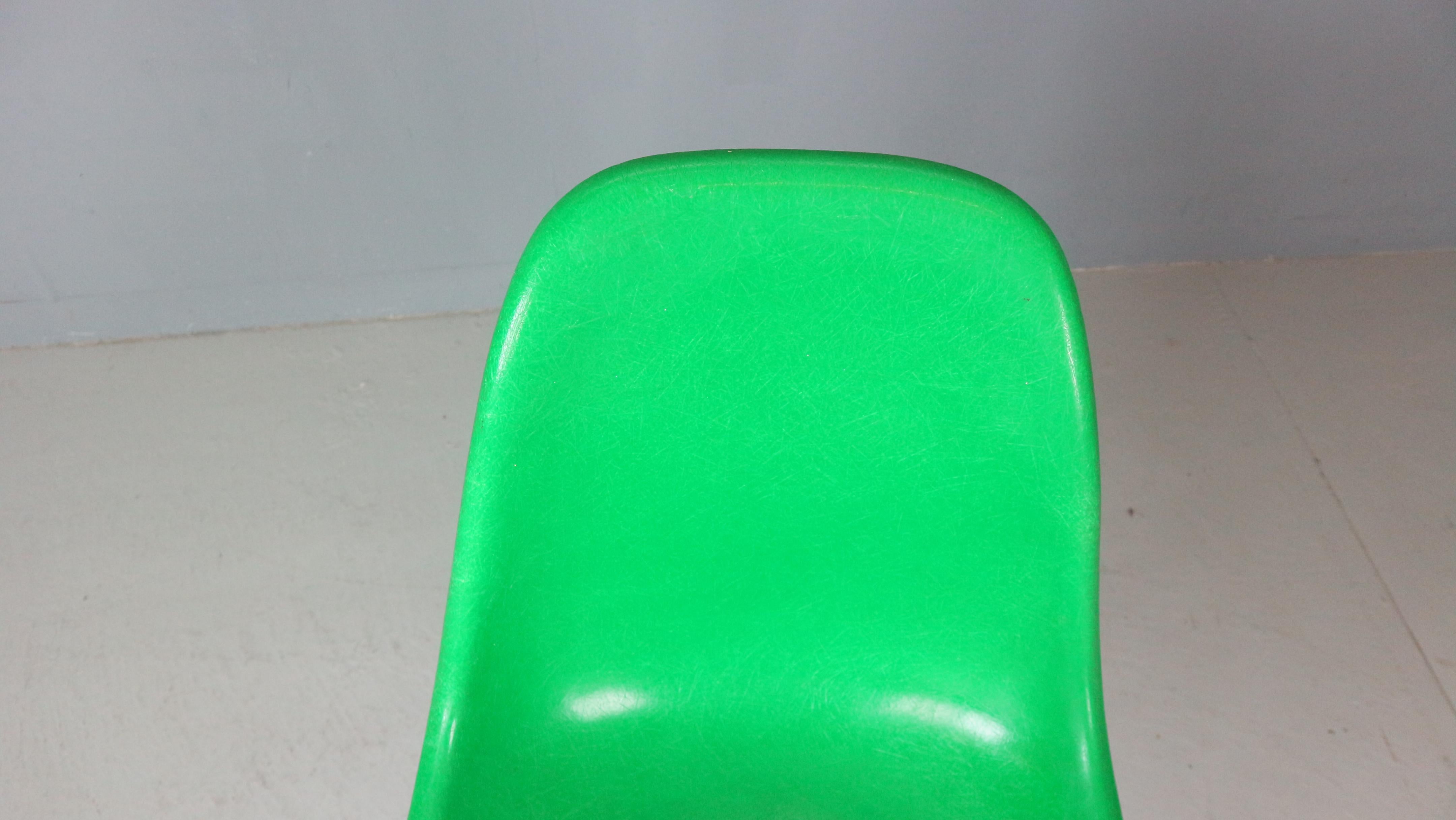 Ensemble de 4 chaises « H-Base » vert Kelly Charles & Ray Eames pour Herman Miller, 1960 en vente 10