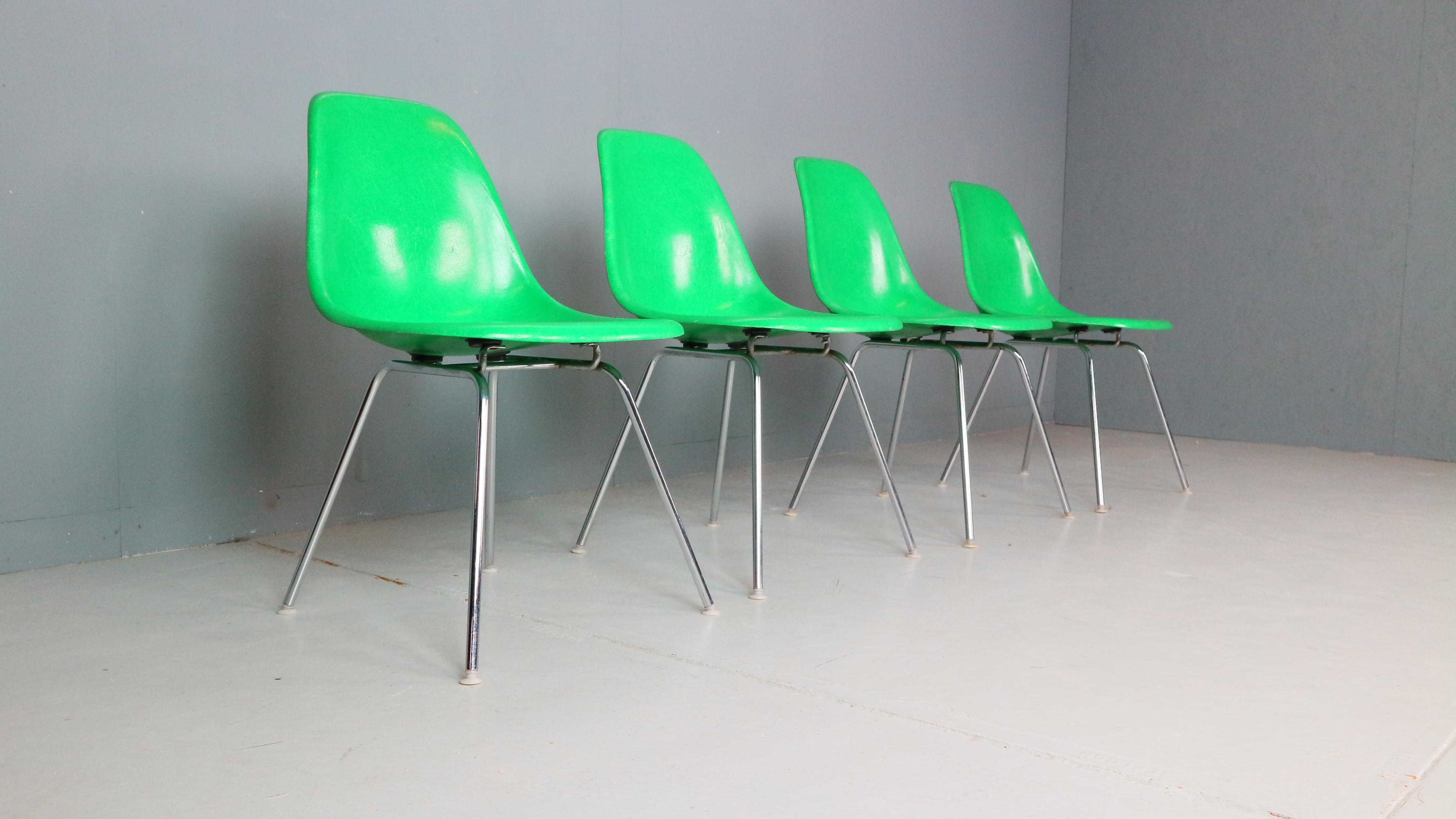 Îles Vierges Ensemble de 4 chaises « H-Base » vert Kelly Charles & Ray Eames pour Herman Miller, 1960 en vente