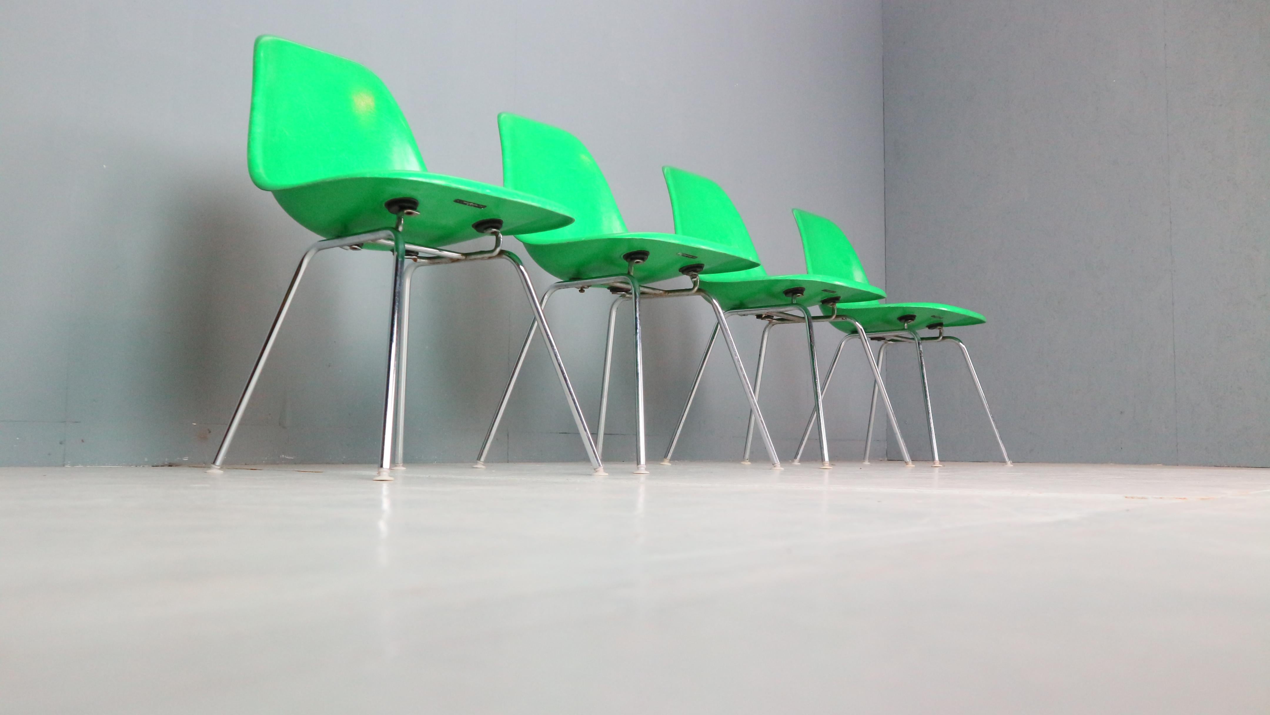 Ensemble de 4 chaises « H-Base » vert Kelly Charles & Ray Eames pour Herman Miller, 1960 Bon état - En vente à The Hague, NL