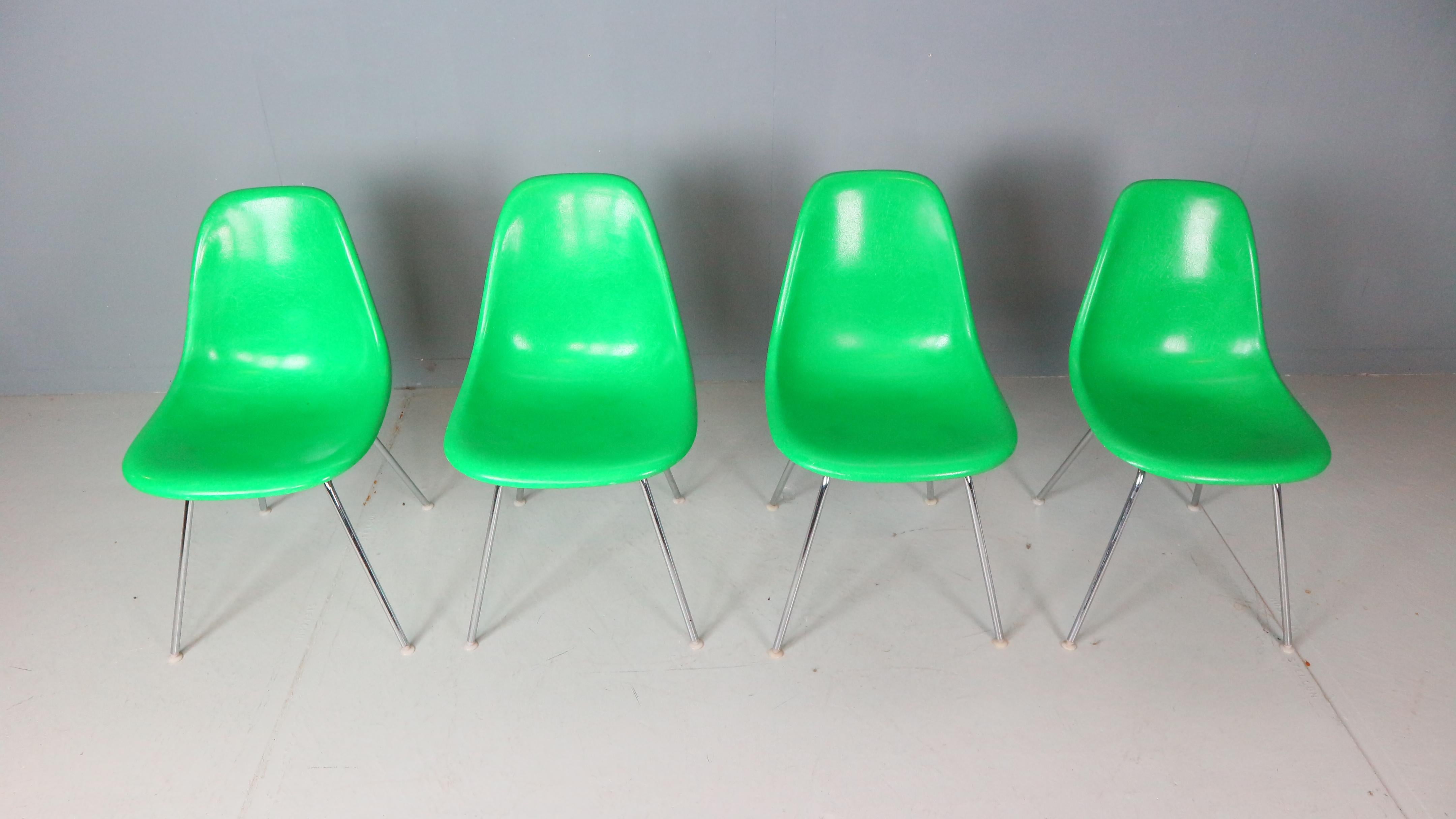 Milieu du XXe siècle Ensemble de 4 chaises « H-Base » vert Kelly Charles & Ray Eames pour Herman Miller, 1960 en vente