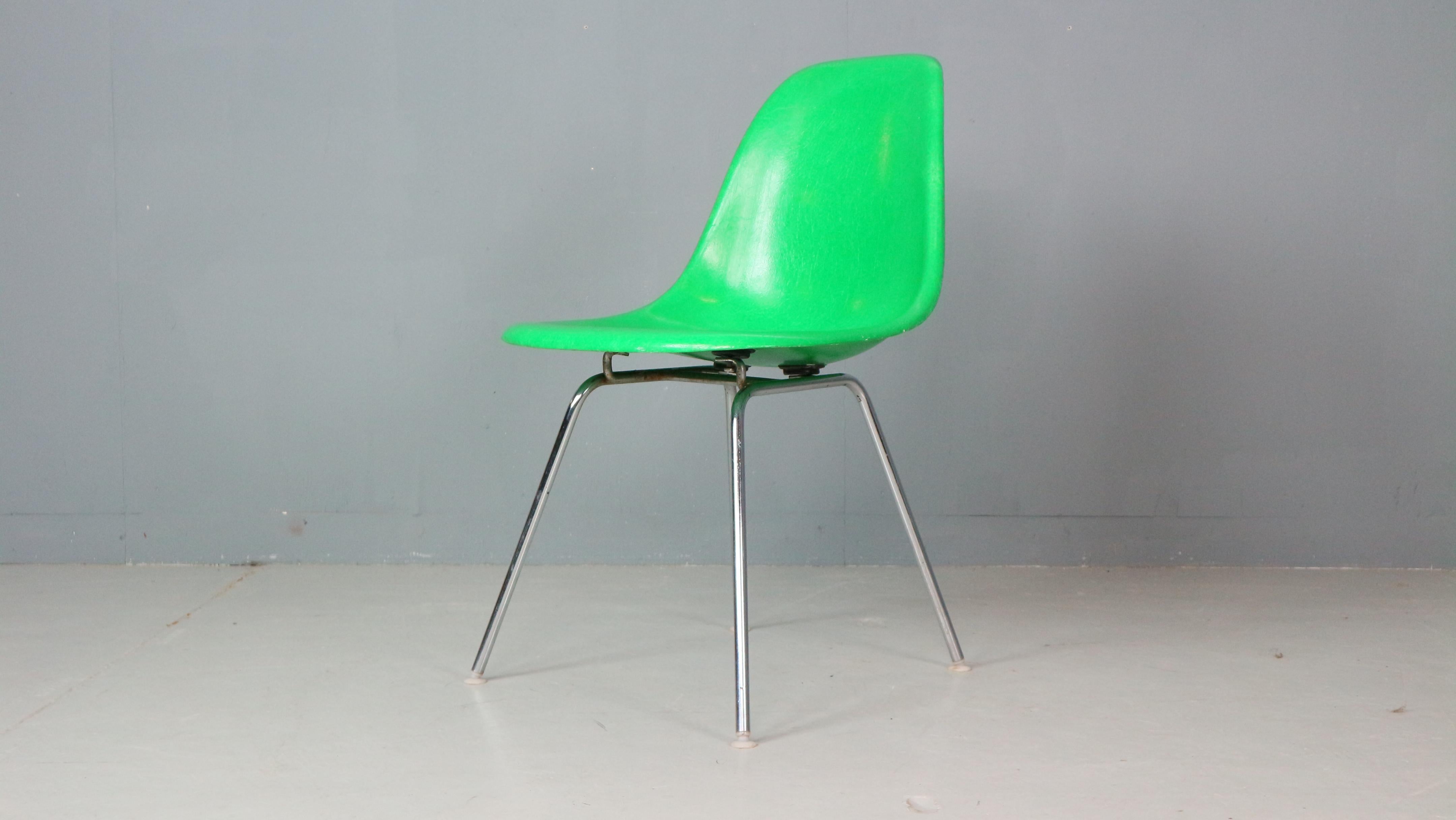 Métal Ensemble de 4 chaises « H-Base » vert Kelly Charles & Ray Eames pour Herman Miller, 1960 en vente