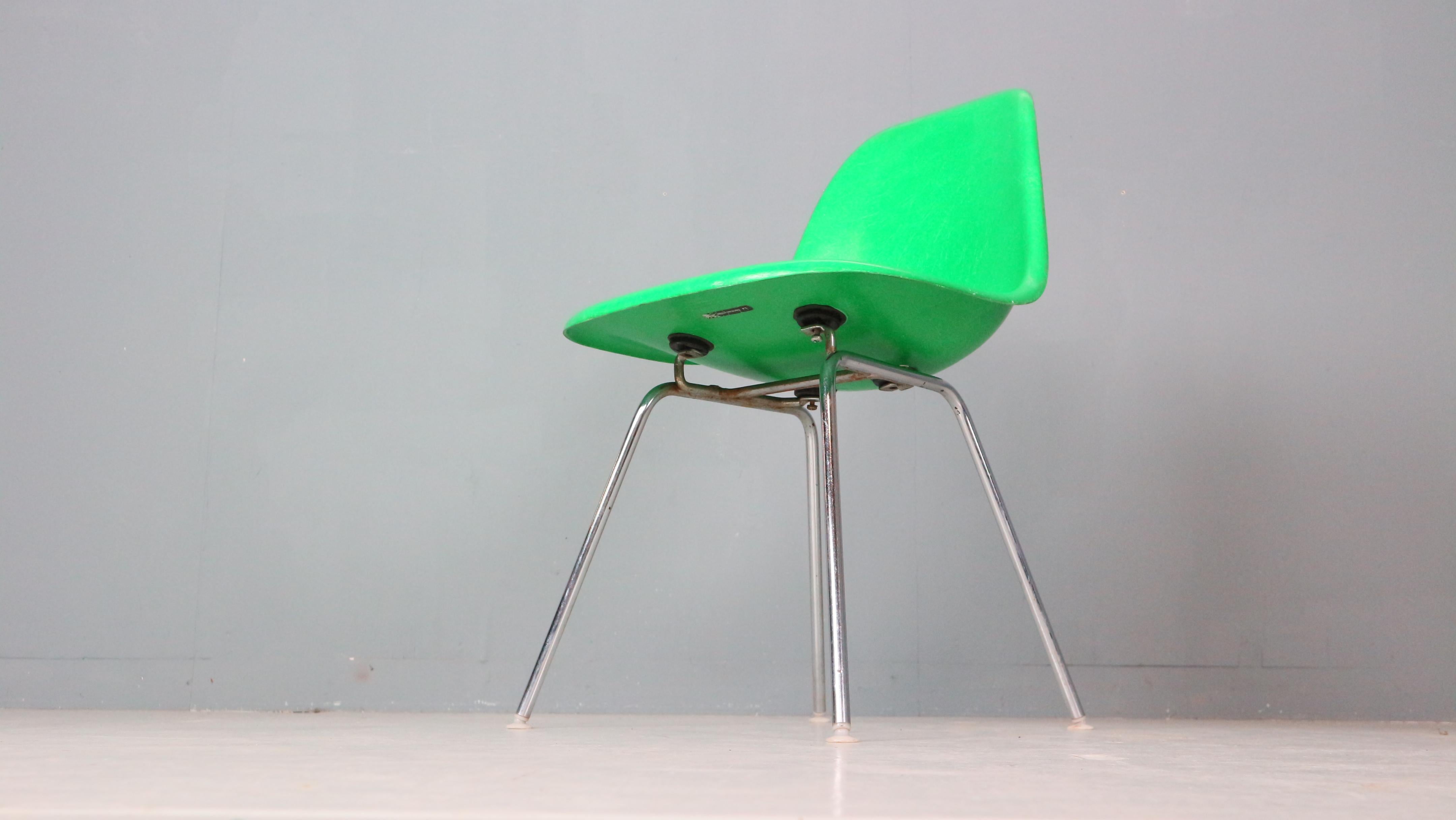 Ensemble de 4 chaises « H-Base » vert Kelly Charles & Ray Eames pour Herman Miller, 1960 en vente 1