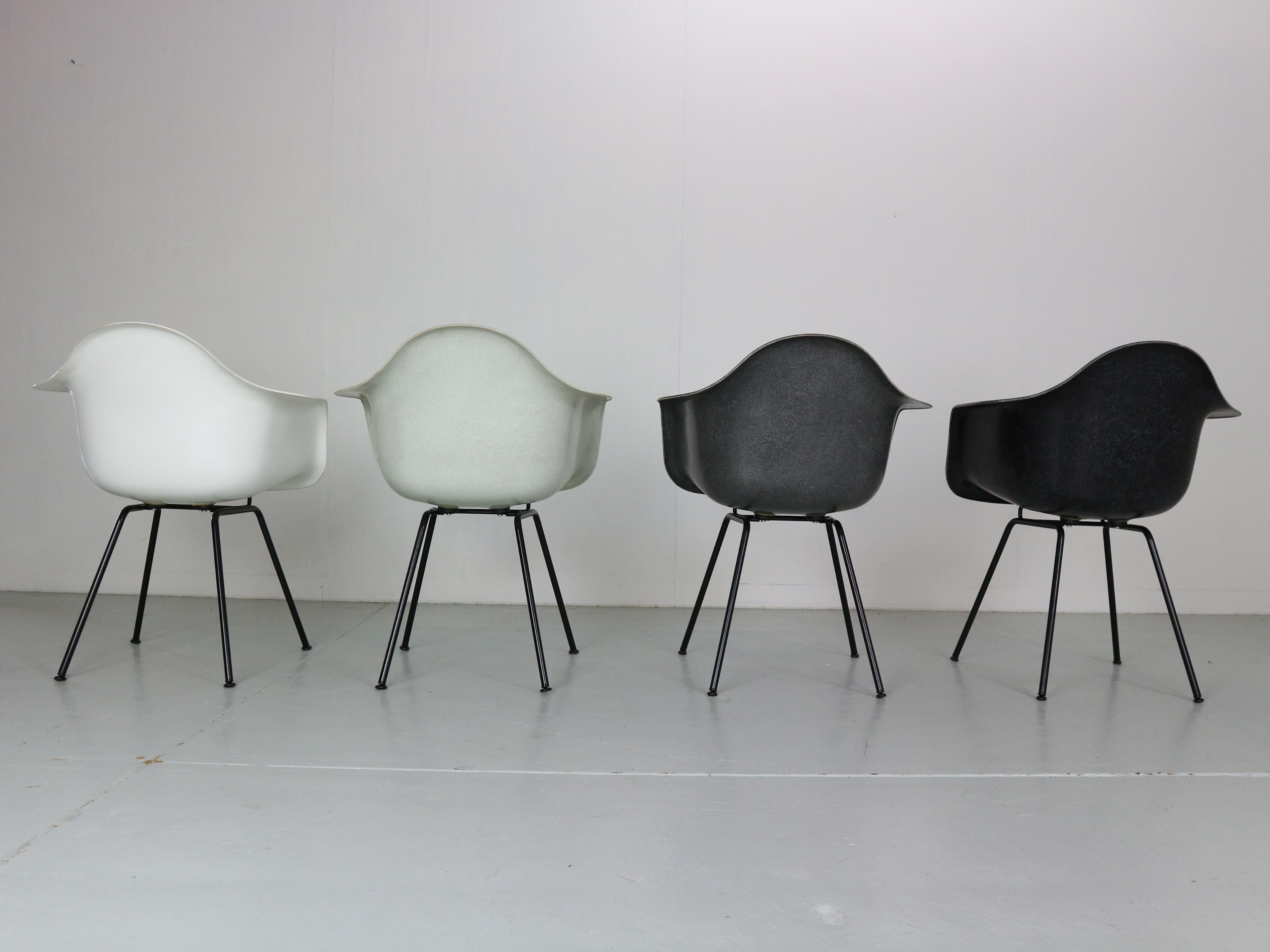 Charles& Ray Eames - Ensemble de 4 fauteuils multicolores pour Modernica, années 1980  3