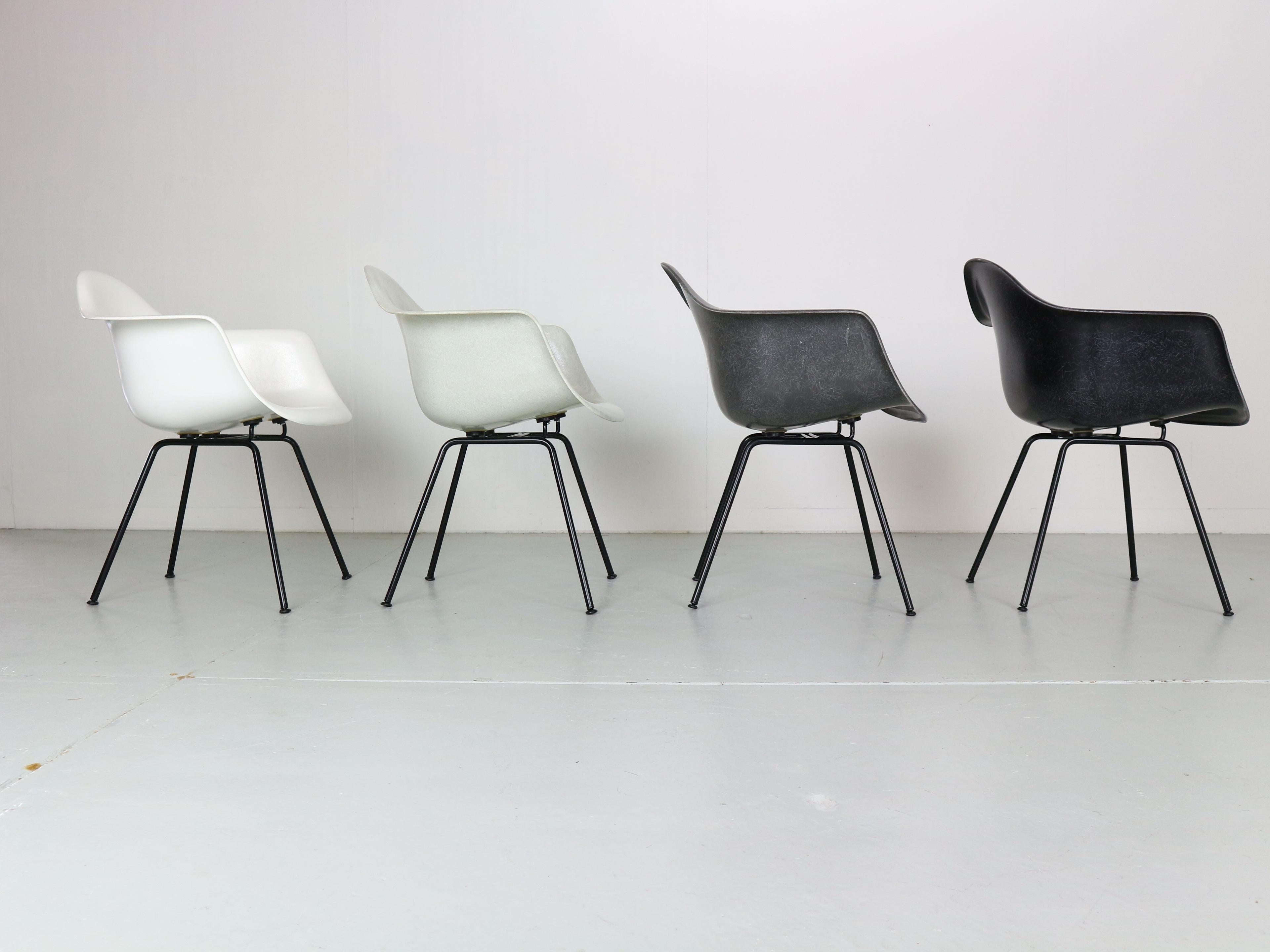 Charles& Ray Eames - Ensemble de 4 fauteuils multicolores pour Modernica, années 1980  4