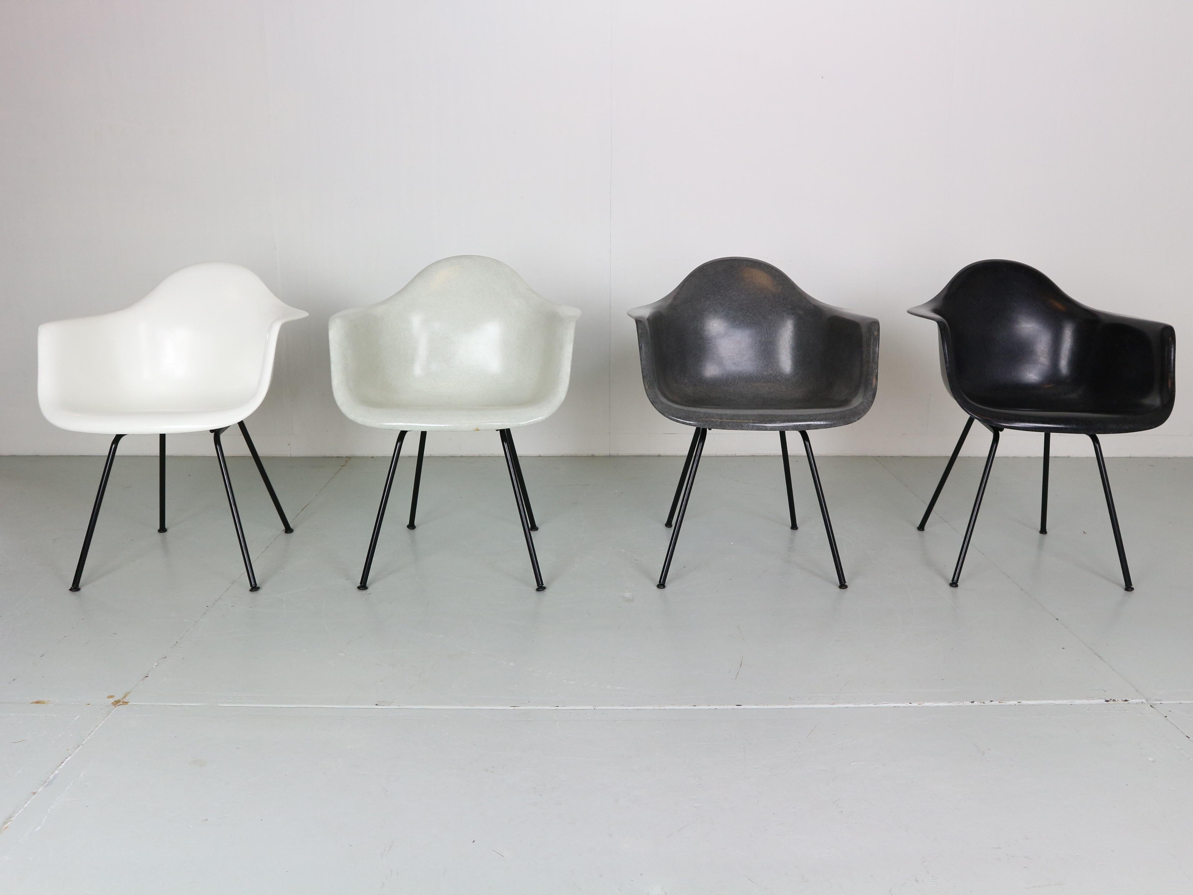 Magnifique ensemble de fauteuils de la période moderne du milieu du siècle, conçu par Charles & Ray Eames et produit par Modernica vers les années 1970.

Tous les fauteuils sont multicolores ! Du blanc au blanc cassé en passant par le gris et le