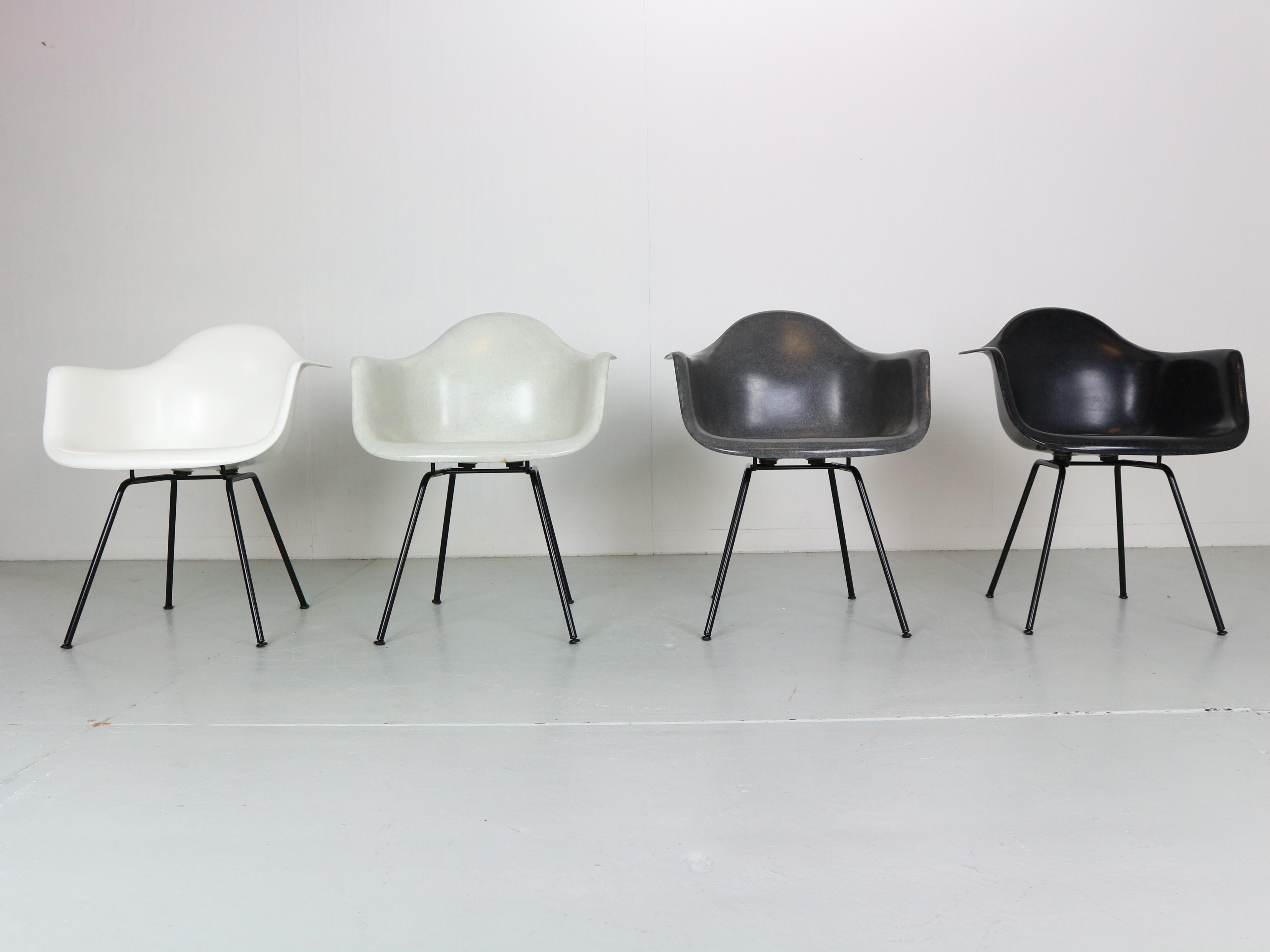 Mid-Century Modern Charles& Ray Eames - Ensemble de 4 fauteuils multicolores pour Modernica, années 1980 