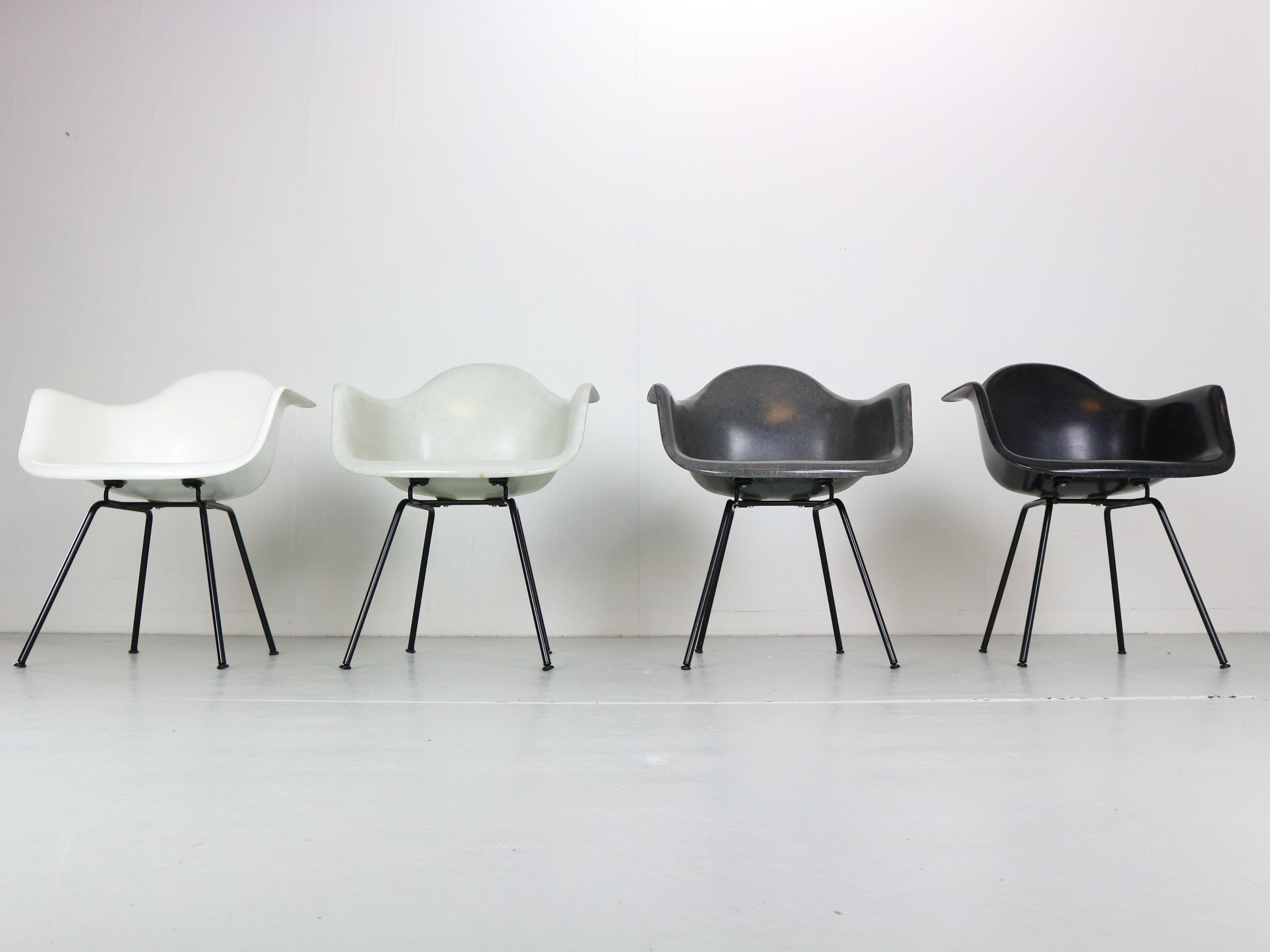 Américain Charles& Ray Eames - Ensemble de 4 fauteuils multicolores pour Modernica, années 1980 