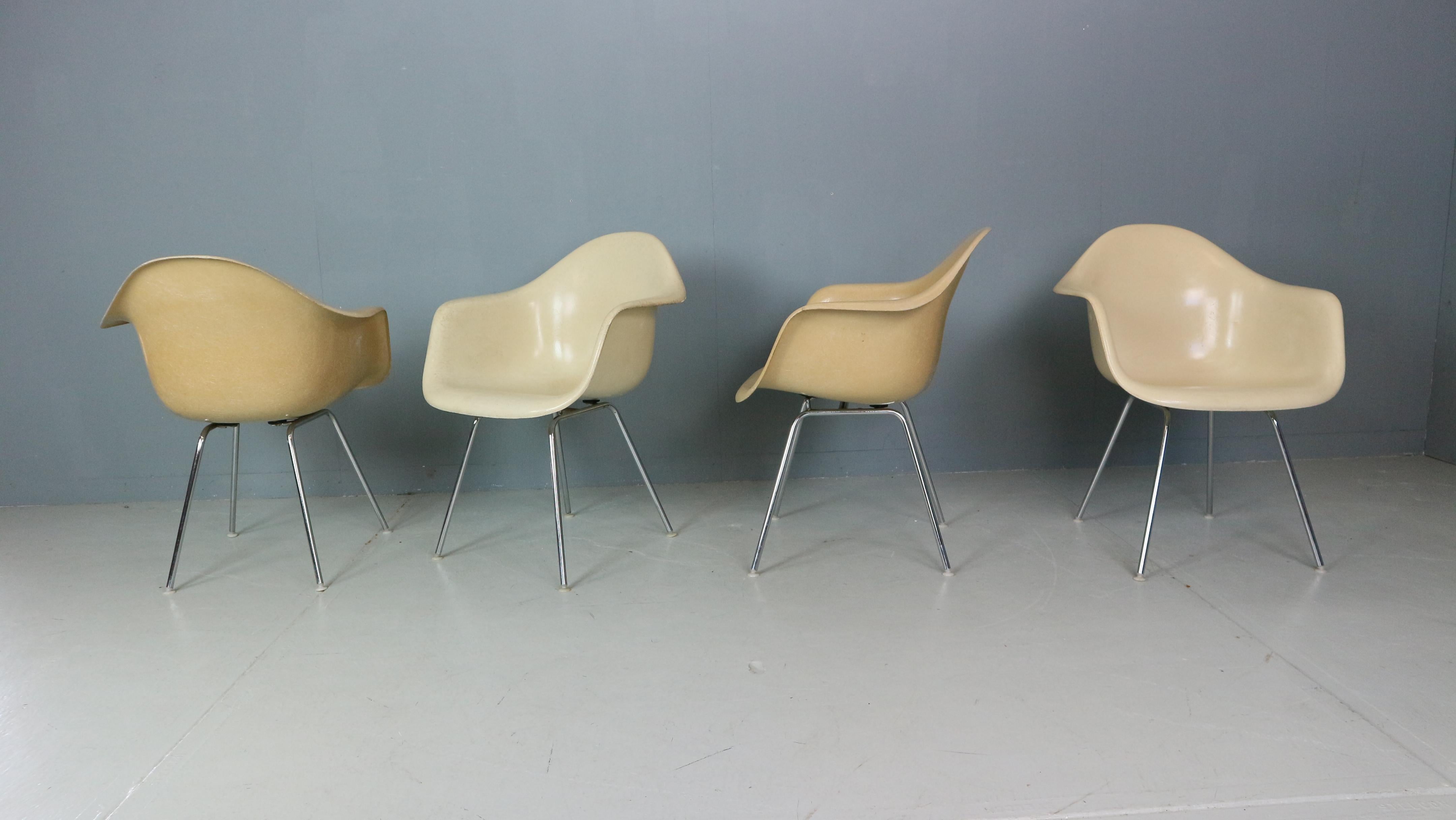 Charles & Ray Eames: 4er-Set weißer „H-Base“-Stühle mit H-Fuß für Herman Miller, 1960 im Angebot 4