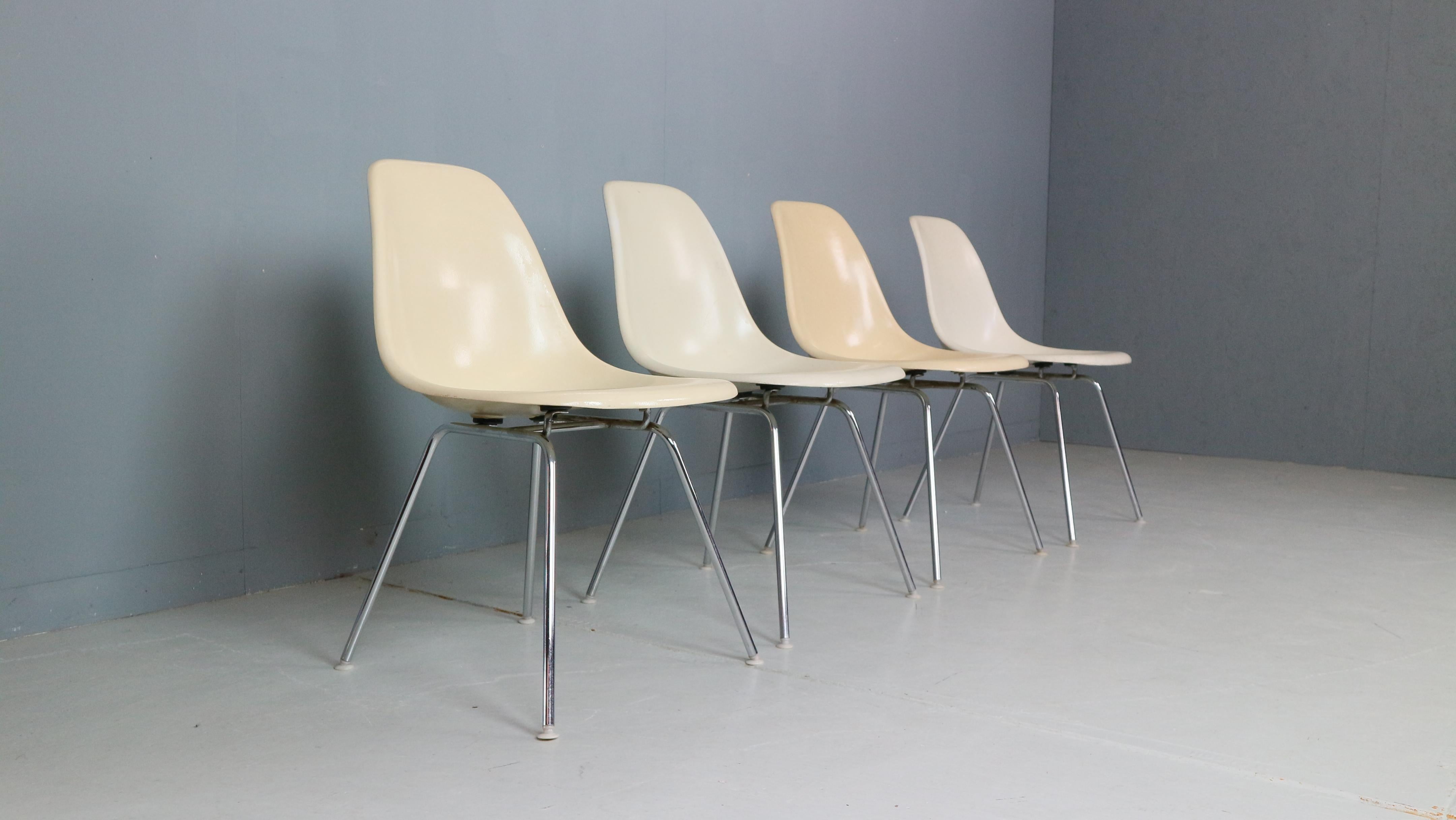 Charles & Ray Eames: 4er-Set weißer „H-Base“-Stühle mit H-Fuß für Herman Miller, 1960 (Jungferninseln) im Angebot