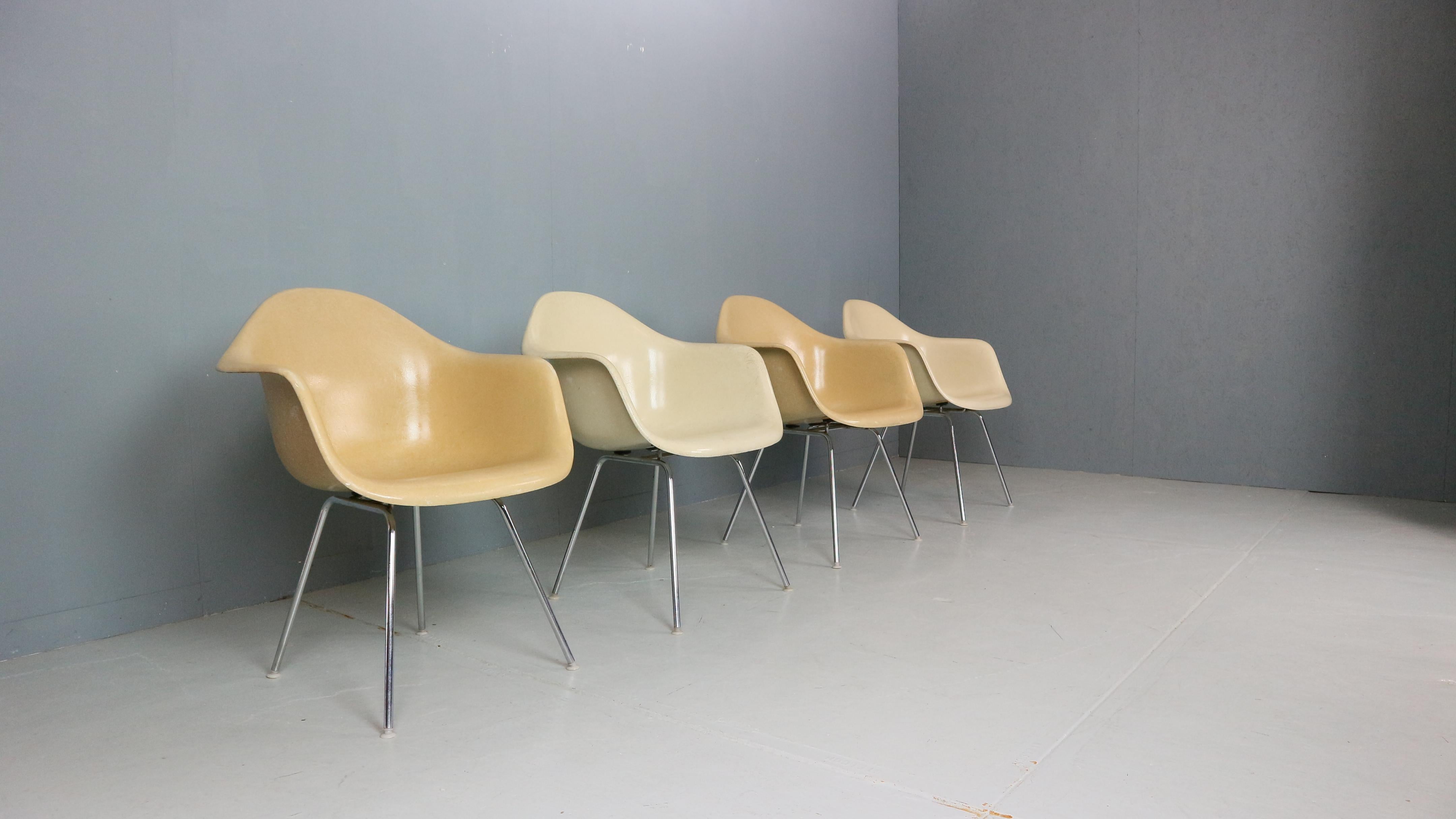 Charles & Ray Eames: 4er-Set weißer „H-Base“-Stühle mit H-Fuß für Herman Miller, 1960 (Jungferninseln) im Angebot