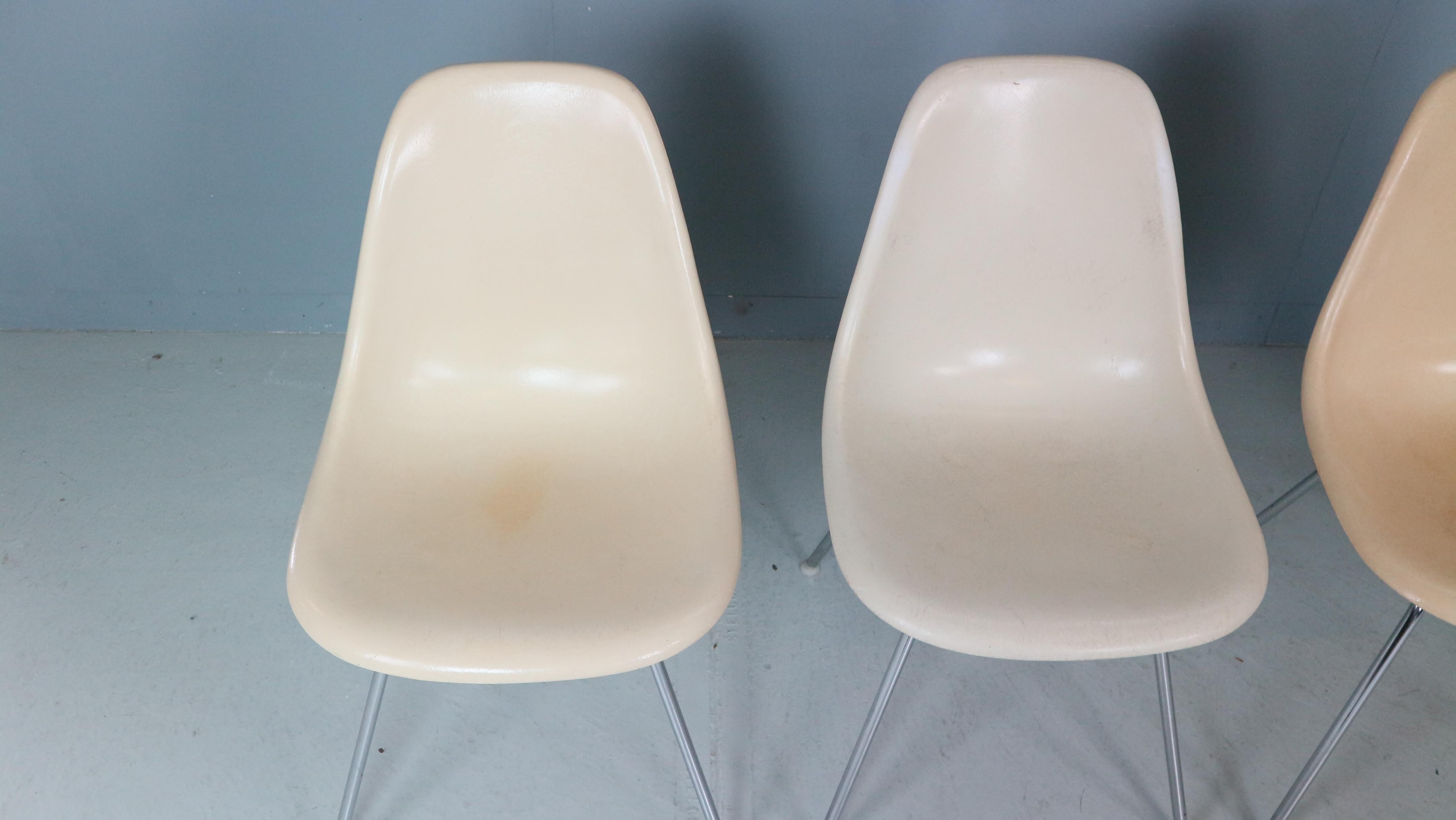 Charles & Ray Eames: 4er-Set weißer „H-Base“-Stühle mit H-Fuß für Herman Miller, 1960 im Zustand „Relativ gut“ im Angebot in The Hague, NL