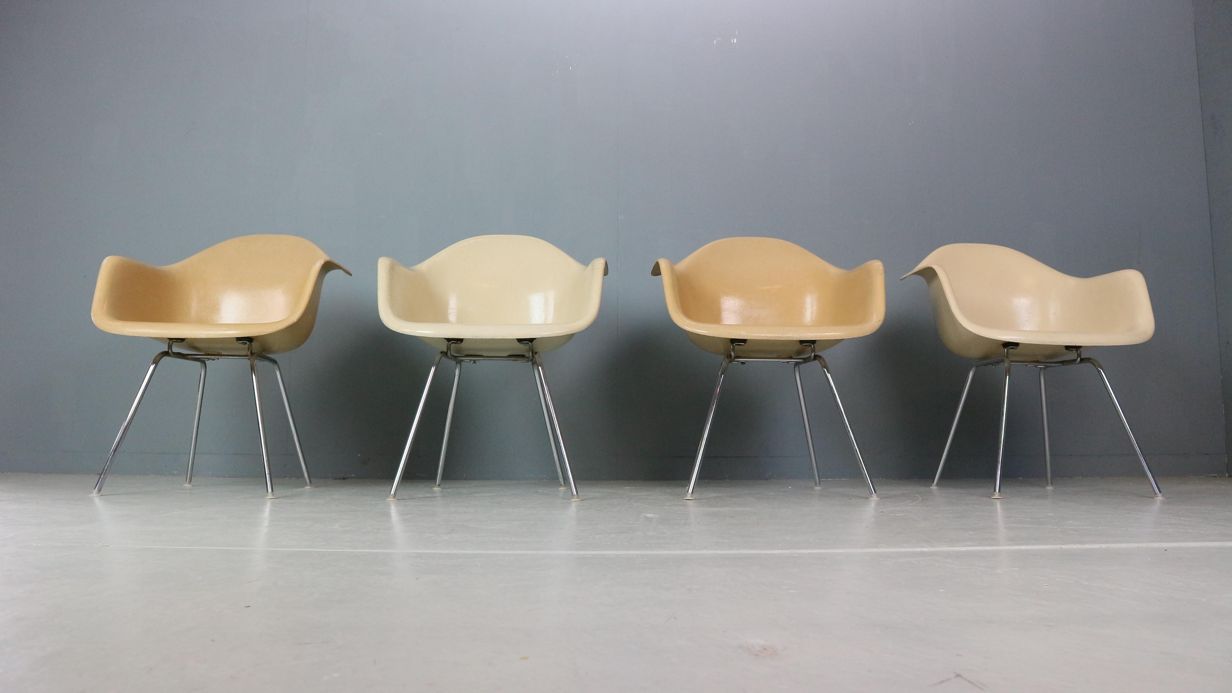 Charles & Ray Eames: 4er-Set weißer „H-Base“-Stühle mit H-Fuß für Herman Miller, 1960 im Zustand „Relativ gut“ im Angebot in The Hague, NL