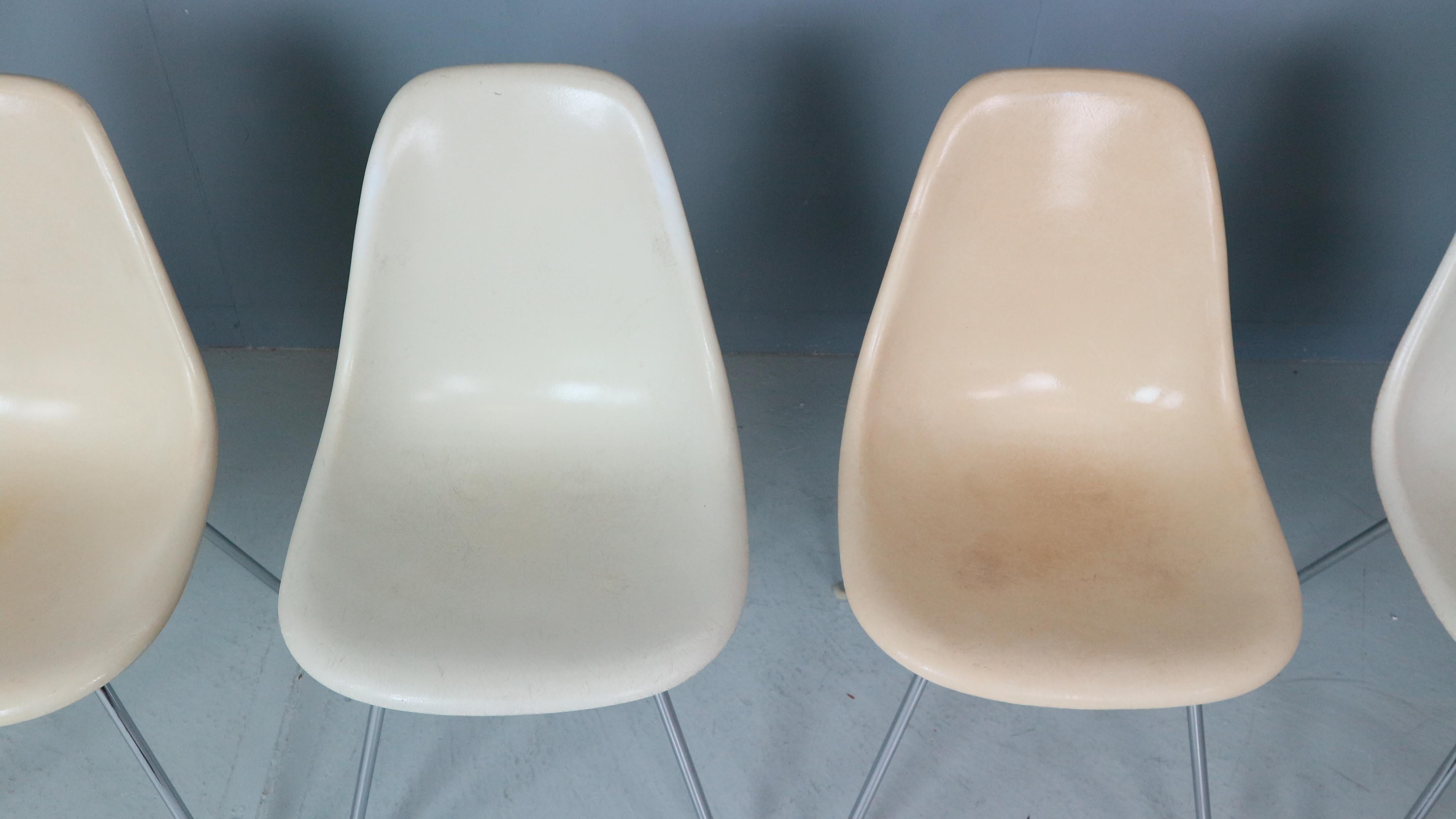 Charles & Ray Eames: 4er-Set weißer „H-Base“-Stühle mit H-Fuß für Herman Miller, 1960 (Mitte des 20. Jahrhunderts) im Angebot