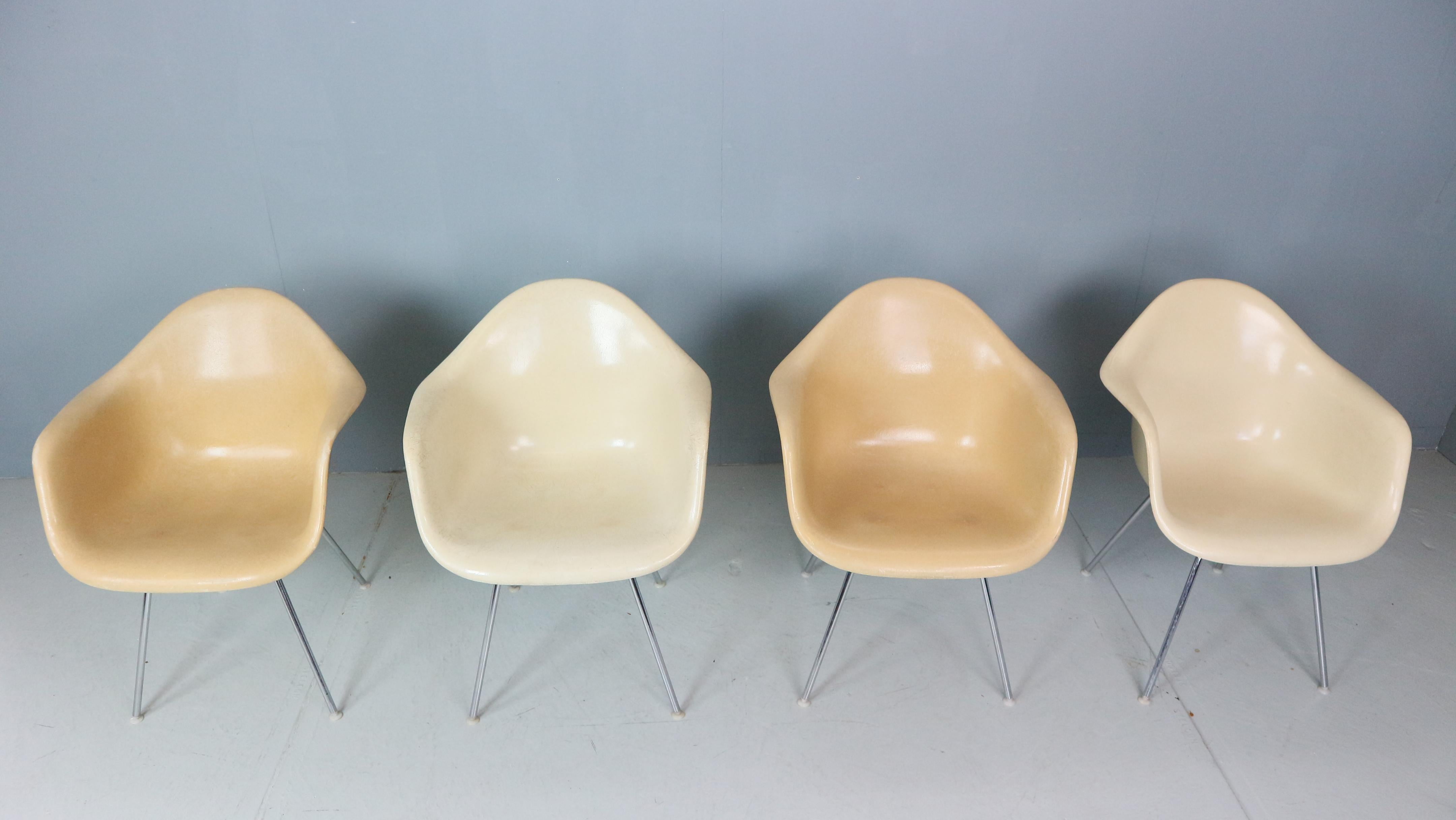 Charles & Ray Eames: 4er-Set weißer „H-Base“-Stühle mit H-Fuß für Herman Miller, 1960 (Mitte des 20. Jahrhunderts) im Angebot
